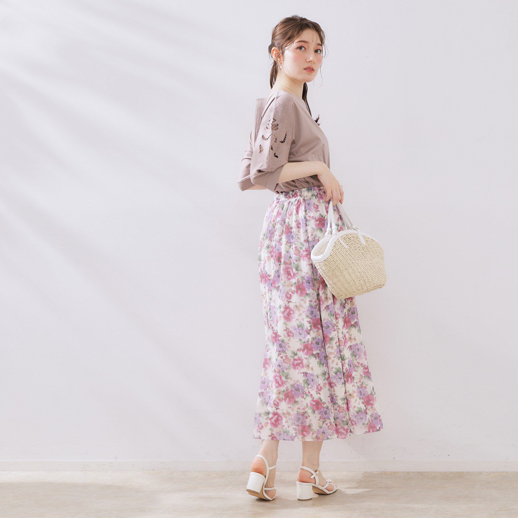 Couture broach「【接触冷感・洗える・UV機能付き・二の腕カバー】デイジー＆リボン エンブロドルマントップス」|Tシャツ・カットソー|