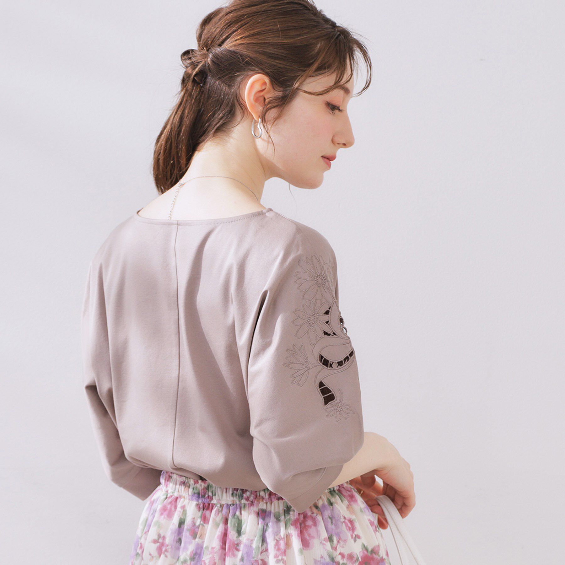 Couture broach「【接触冷感・洗える・UV機能付き・二の腕カバー】デイジー＆リボン エンブロドルマントップス」|Tシャツ・カットソー|