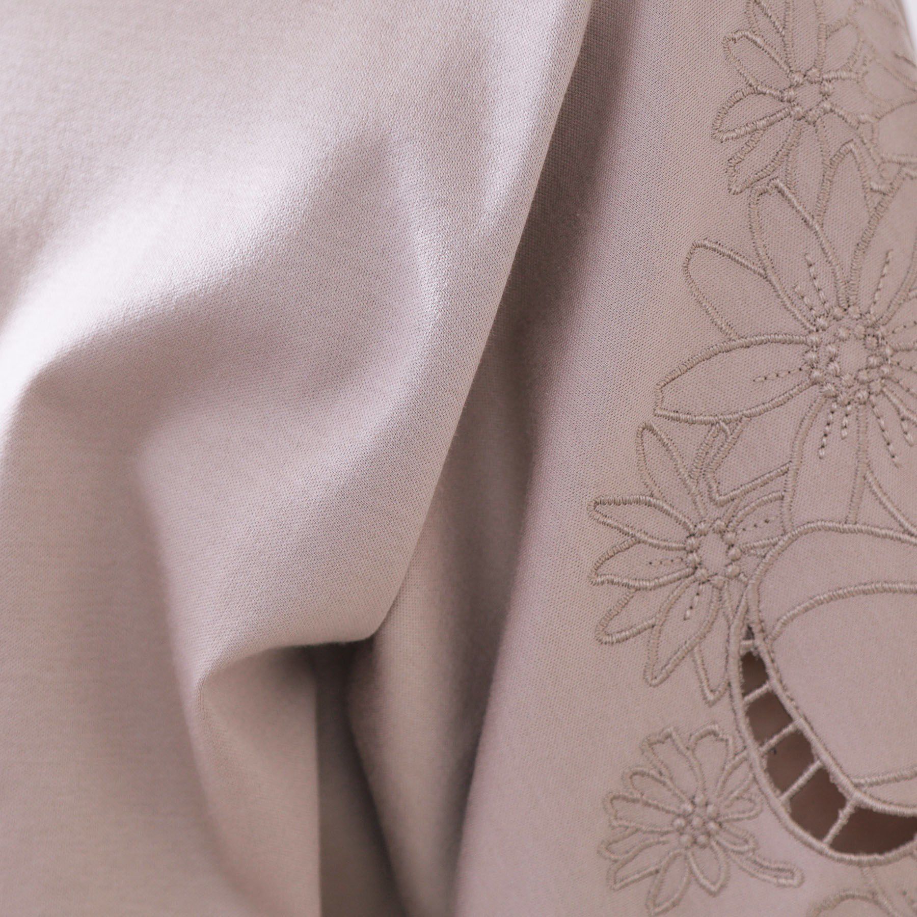 Couture broach「【接触冷感・洗える・UV機能付き・二の腕カバー】デイジー＆リボン エンブロドルマントップス」|Tシャツ・カットソー|