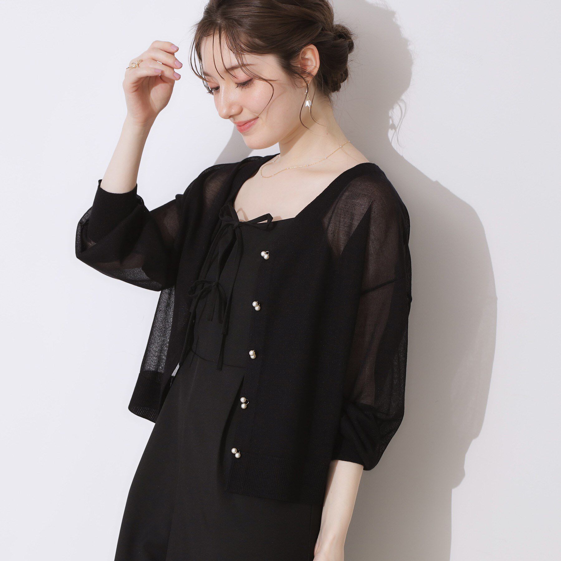 Couture broach「【上品な透け感・通勤】ダブルパール調釦シアーカーディガン」|カーディガン|