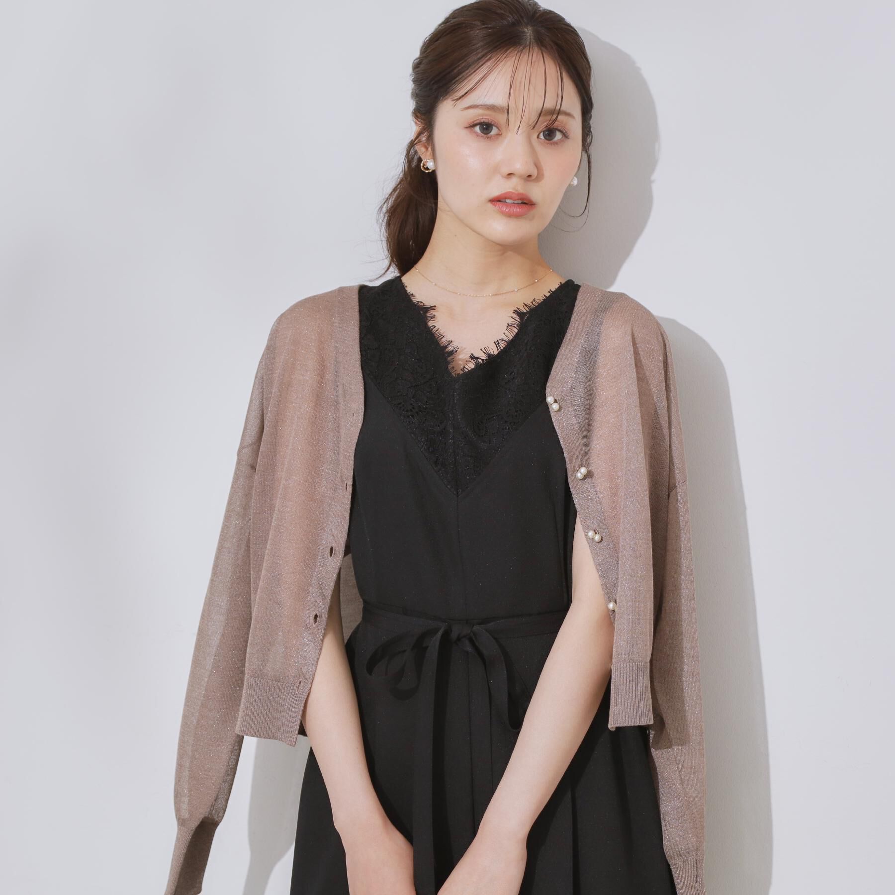 Couture broach「【上品な透け感・通勤】ダブルパール調釦シアーカーディガン」|カーディガン|