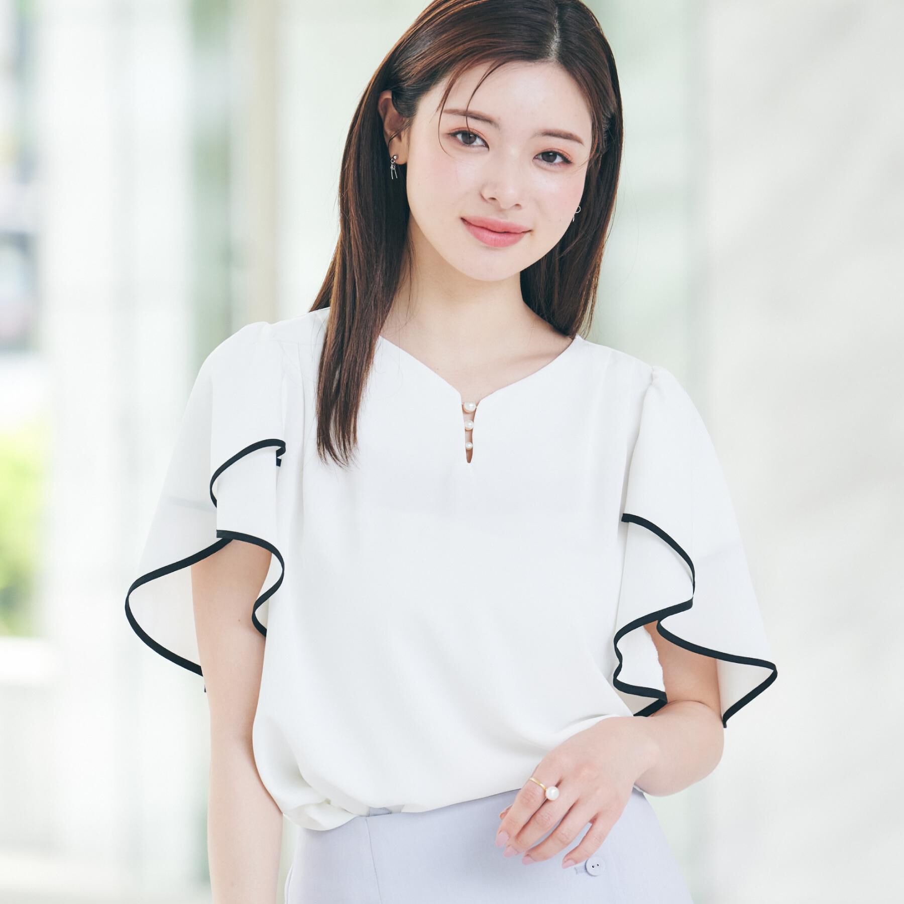 Couture broach「【洗える・通勤】Vネックパール調フレアブラウス」|シャツ・ブラウス|オフホワイト(003