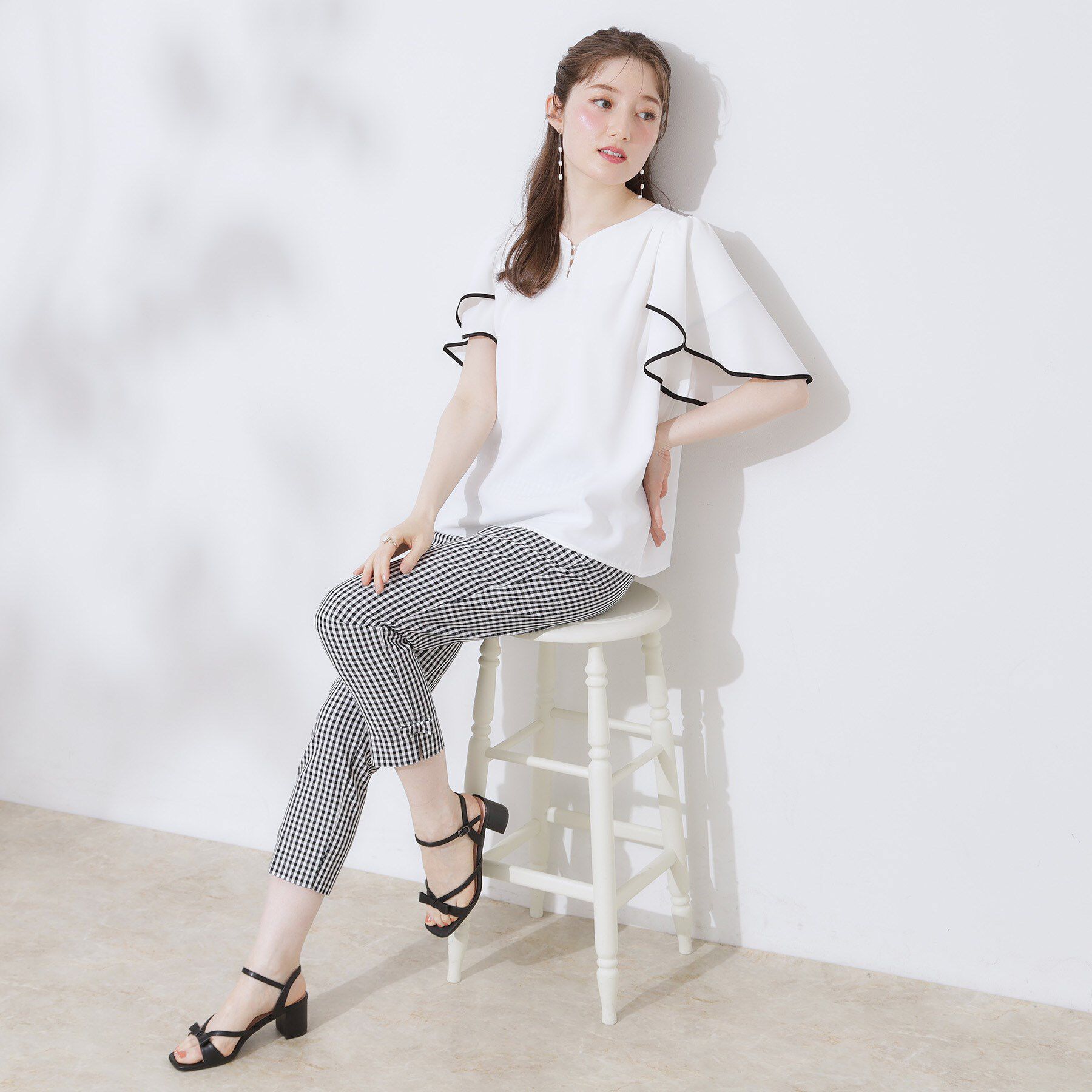 Couture broach「【洗える・通勤】Vネックパール調フレアブラウス」|シャツ・ブラウス|