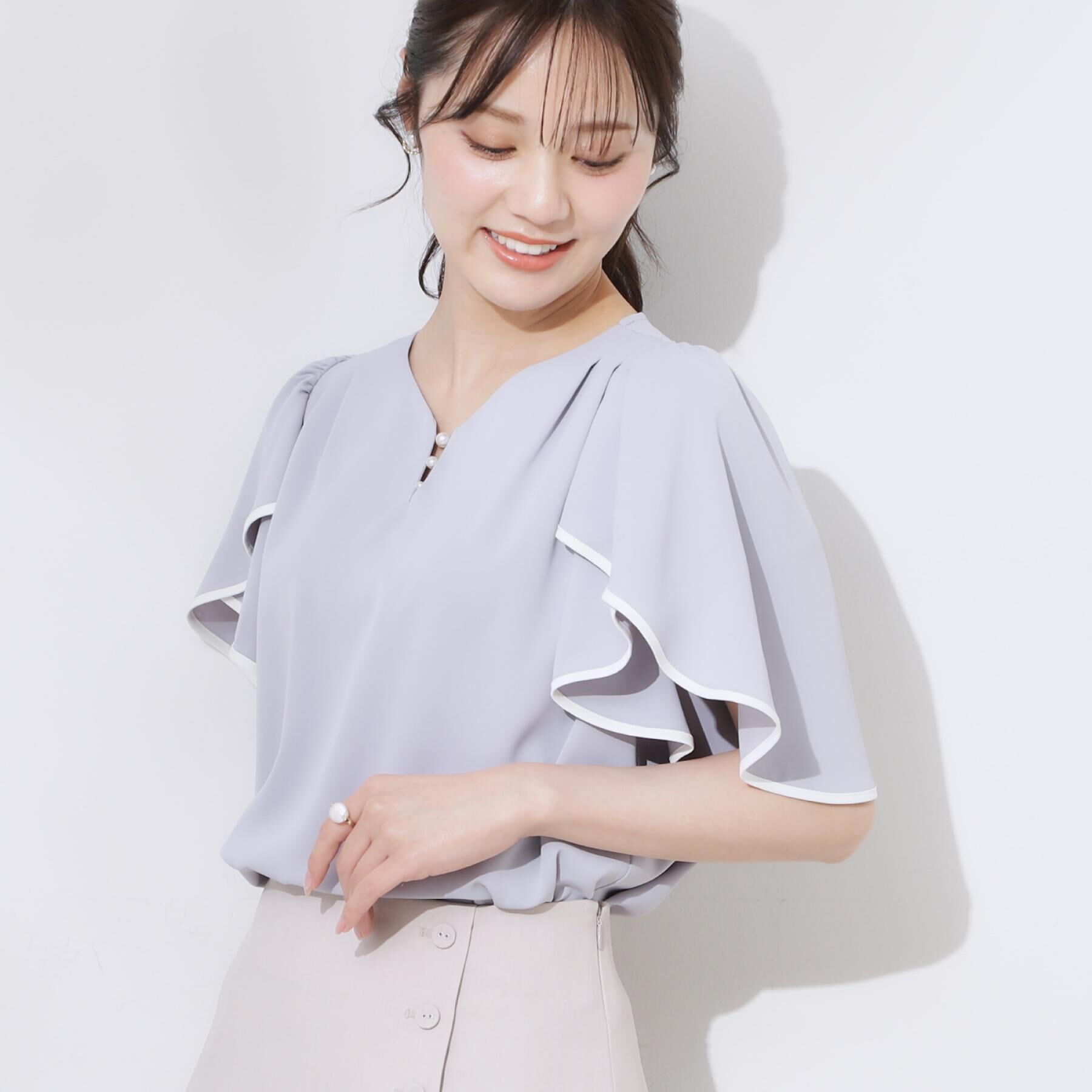Couture broach「【洗える・通勤】Vネックパール調フレアブラウス」|シャツ・ブラウス|