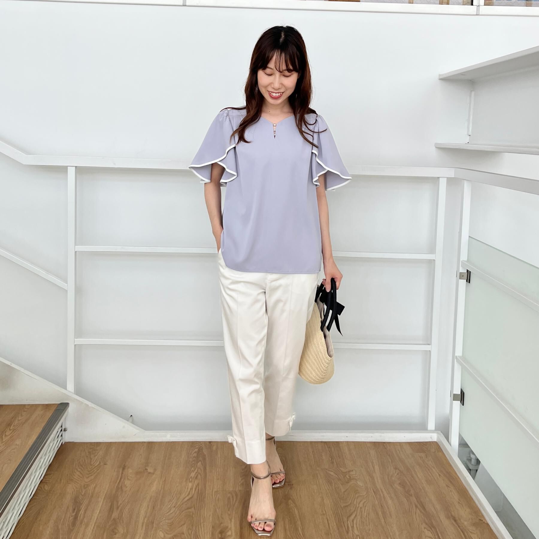 Couture broach「【洗える・通勤】Vネックパール調フレアブラウス」|シャツ・ブラウス|