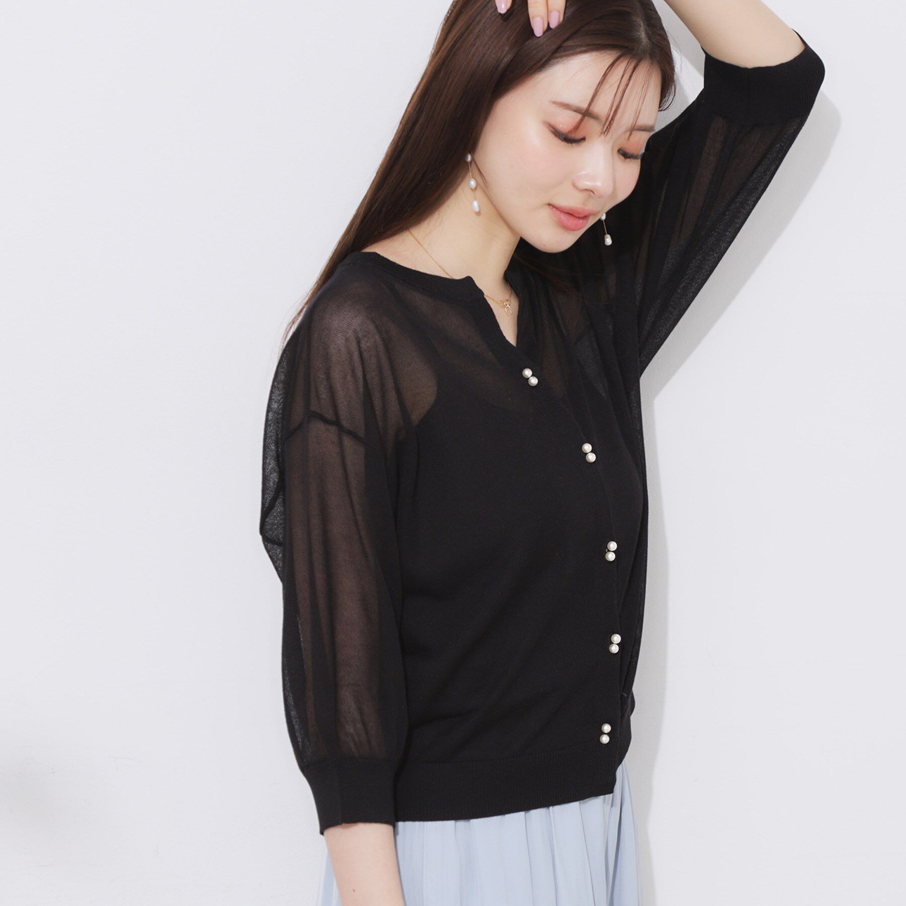 Couture broach「【前後2WAY・二の腕カバー】ダブルパール調釦5分袖シアーカーディガントップス」|カーディガン|