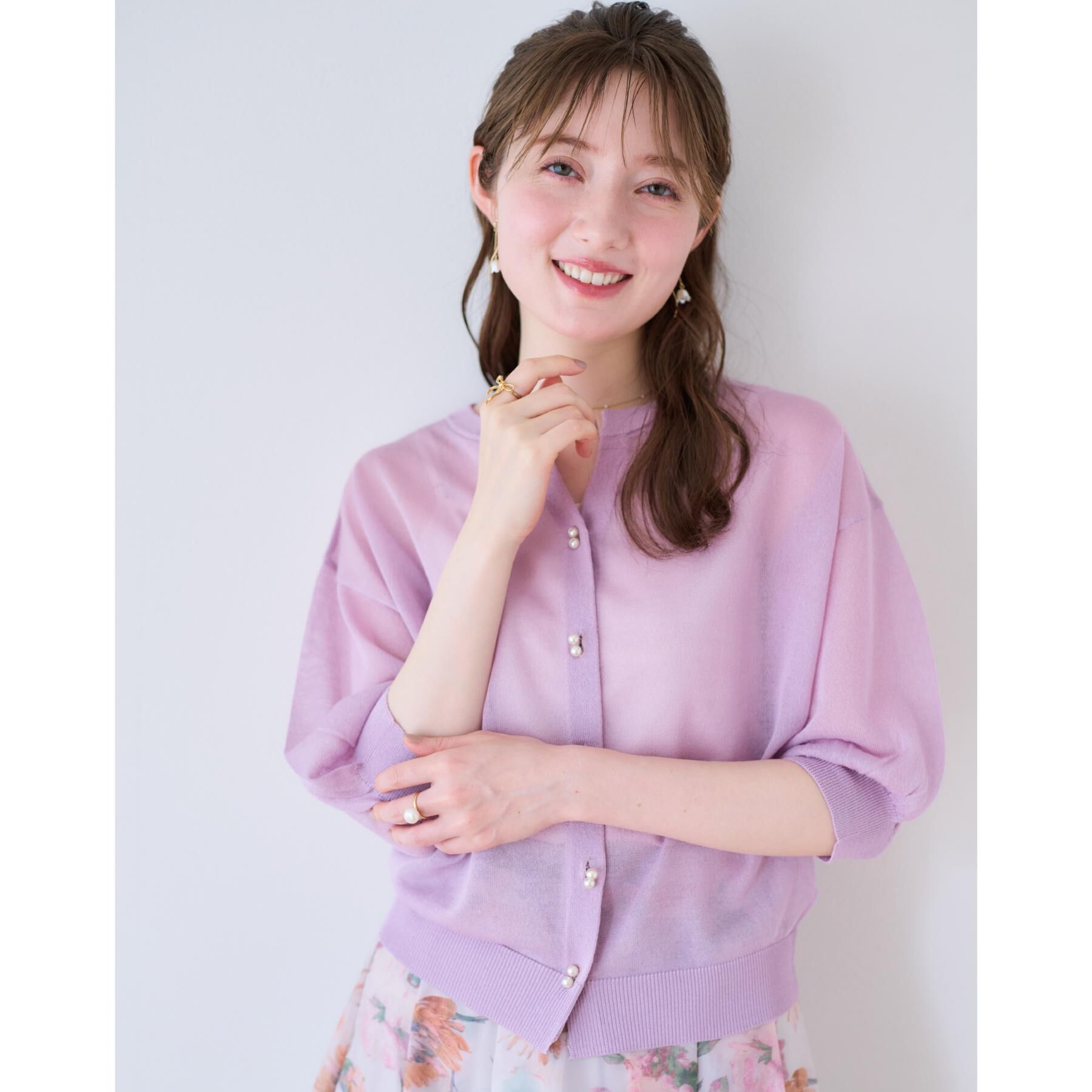 Couture broach「【前後2WAY・二の腕カバー】ダブルパール調釦5分袖シアーカーディガントップス」|カーディガン|