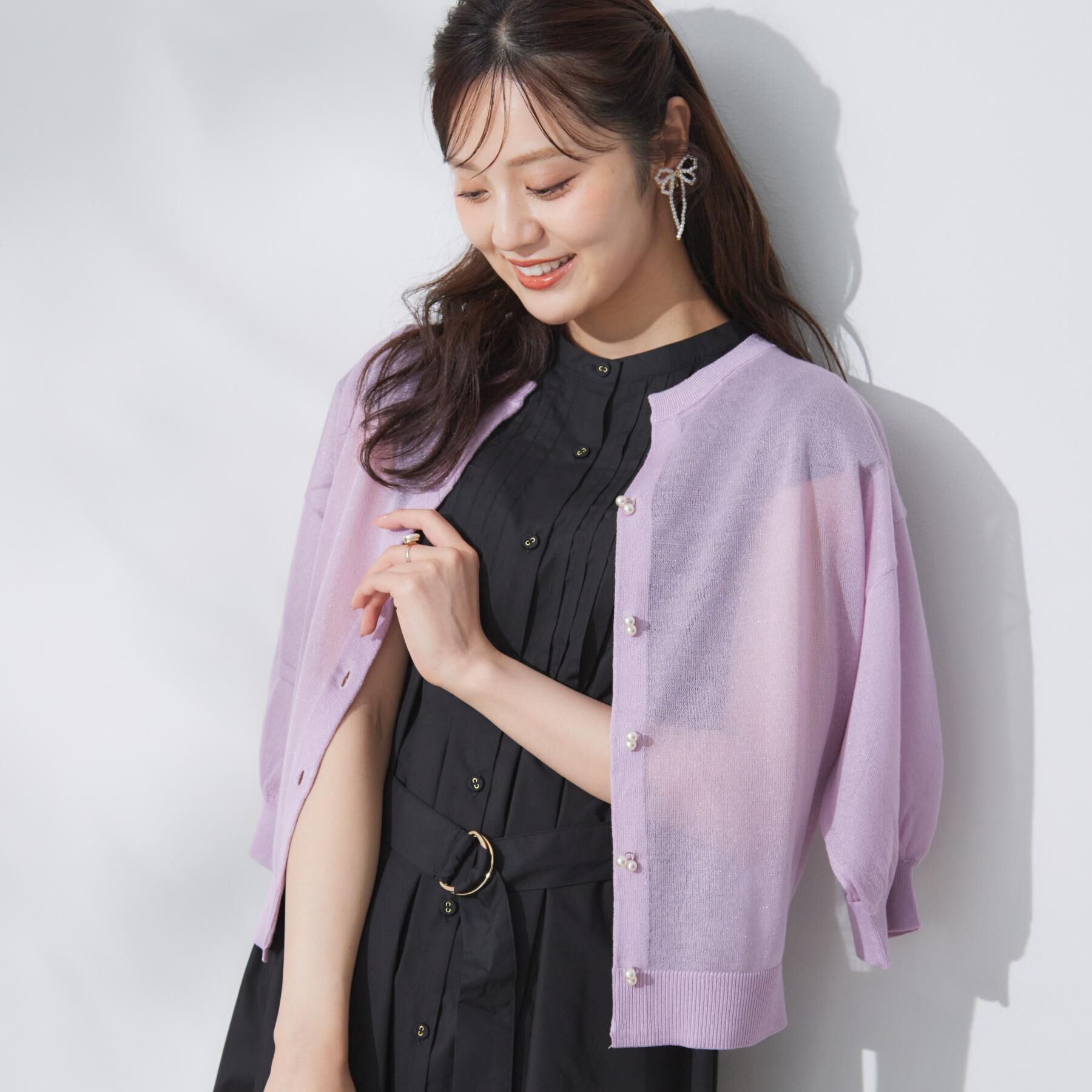 Couture broach「【前後2WAY・二の腕カバー】ダブルパール調釦5分袖シアーカーディガントップス」|カーディガン|ラベンダー(080)