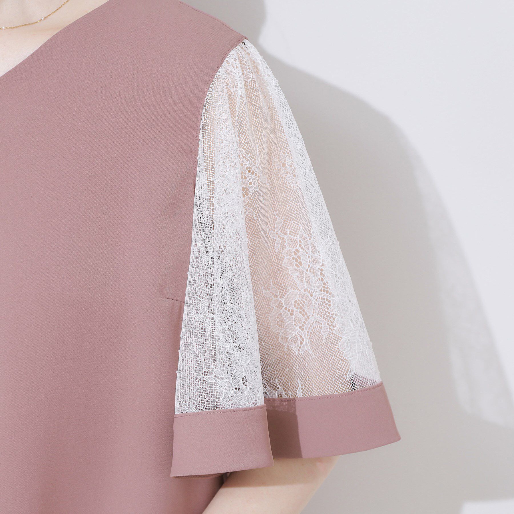 Couture broach「【マシンウォッシャブル・シアー・細見え】Vネック袖レースフレアブラウス」|シャツ・ブラウス|