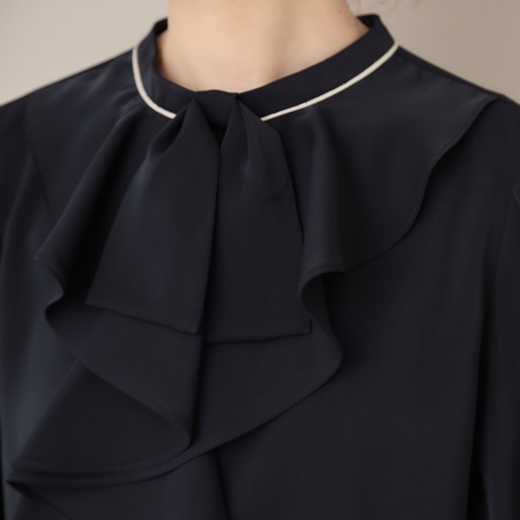 Couture broach「【華やか・5分袖・通勤】配色フリルタイブラウス」|シャツ・ブラウス|