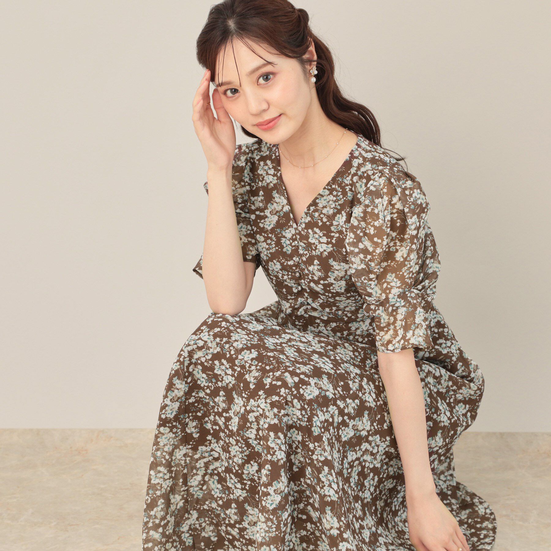 Couture broach「【一枚で着映える・通勤】Vネックフラワーワンピース」|ワンピース|ブラウン(143)
