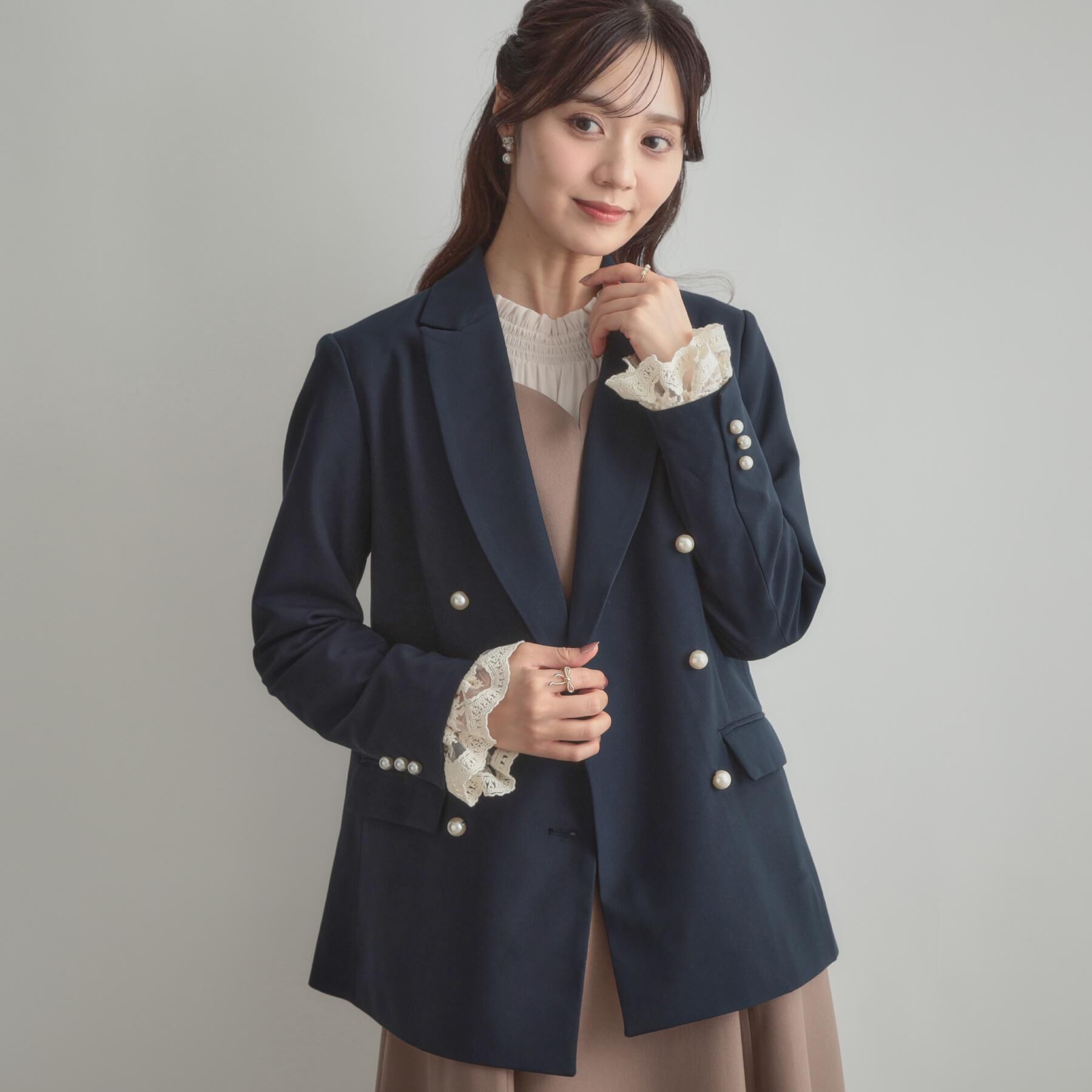 Couture broach「【高見え・きれいめ・通勤】レースカフス パール調釦テーラードジャケット」|テーラードジャケット|ネイビー(094)
