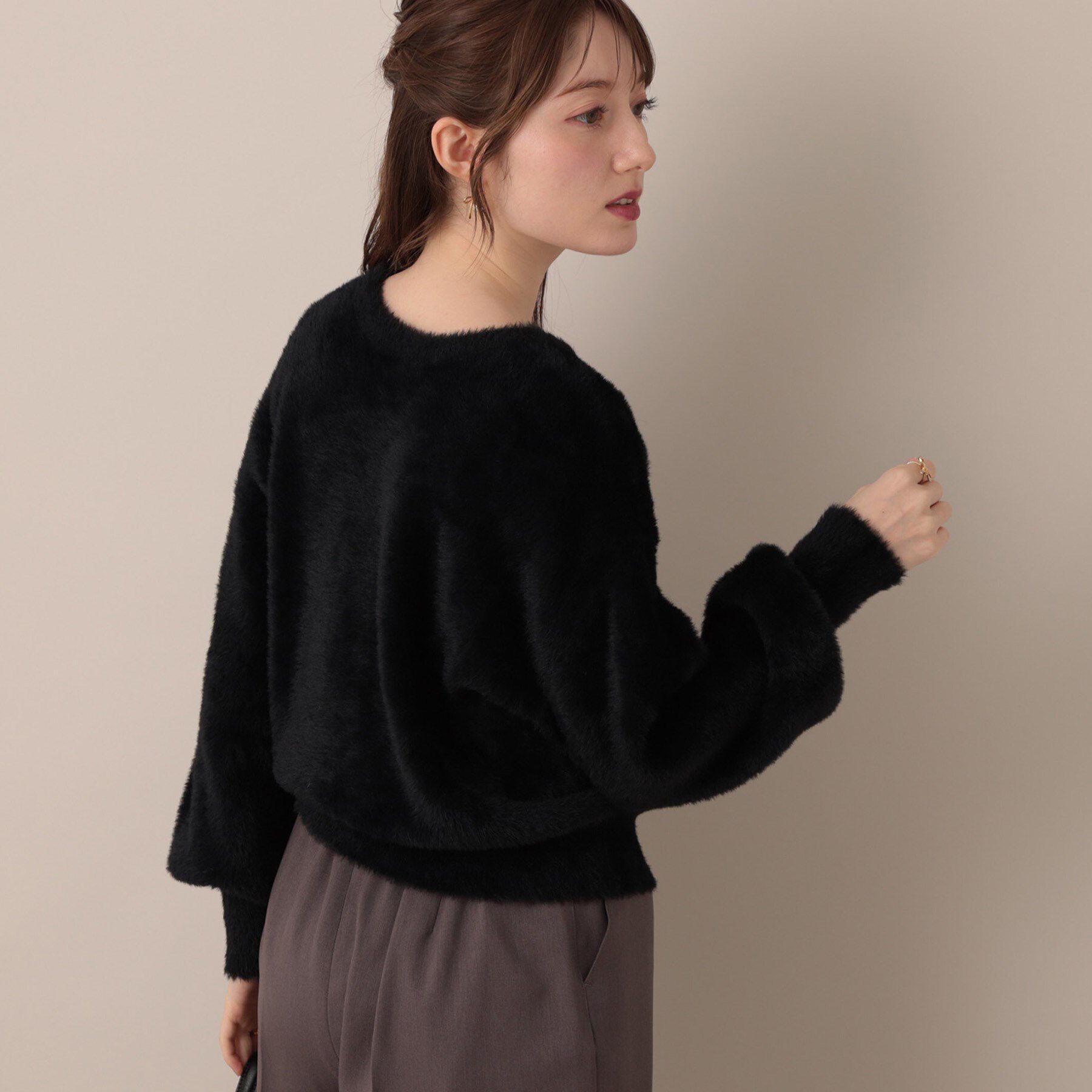 Couture broach「【高見え・大人可愛い】ビジューリボン釦 前後2WAYフェザーカーディガントップス」|カーディガン|