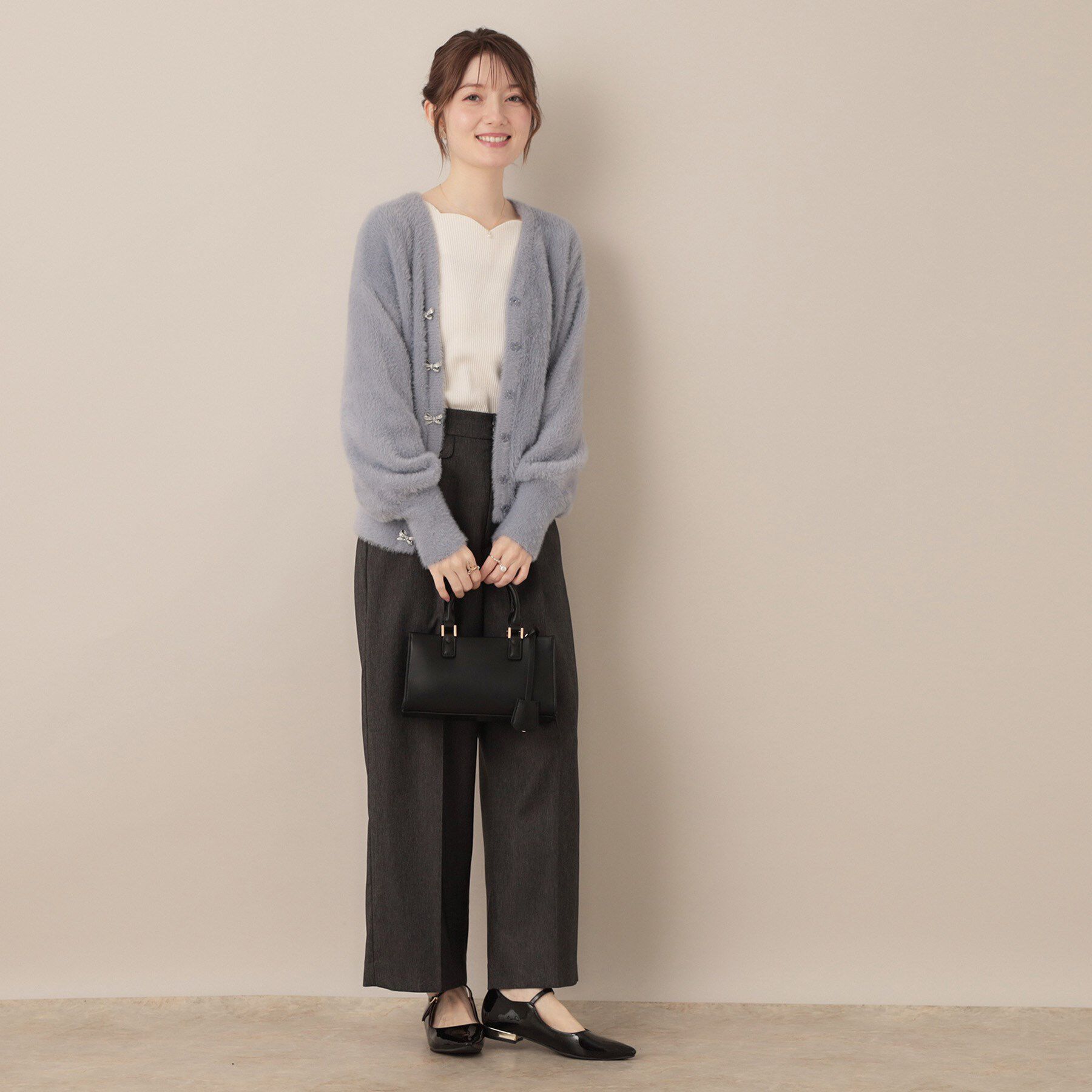 Couture broach「【高見え・大人可愛い】ビジューリボン釦 前後2WAYフェザーカーディガントップス」|カーディガン|