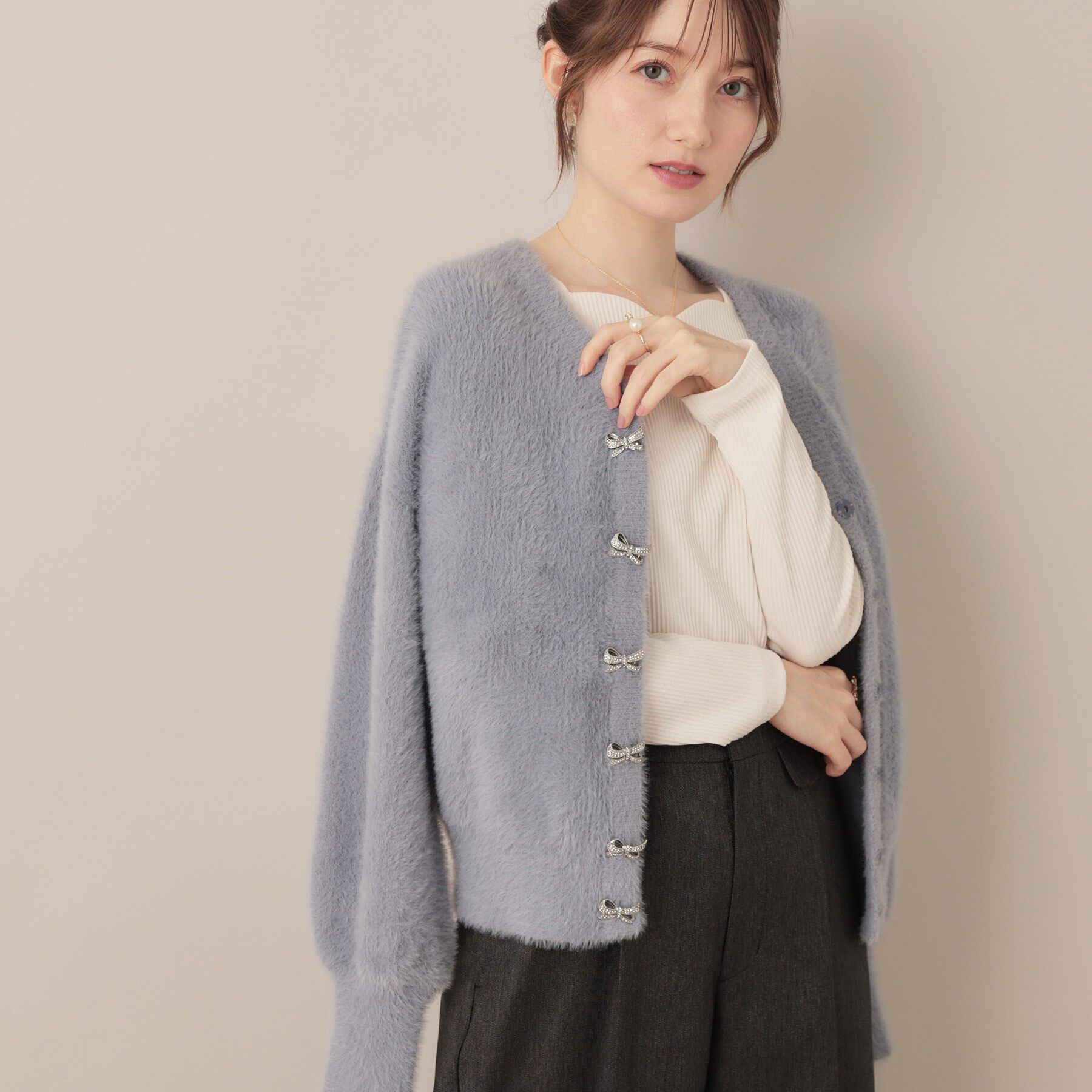 Couture broach「【高見え・大人可愛い】ビジューリボン釦 前後2WAYフェザーカーディガントップス」|カーディガン|