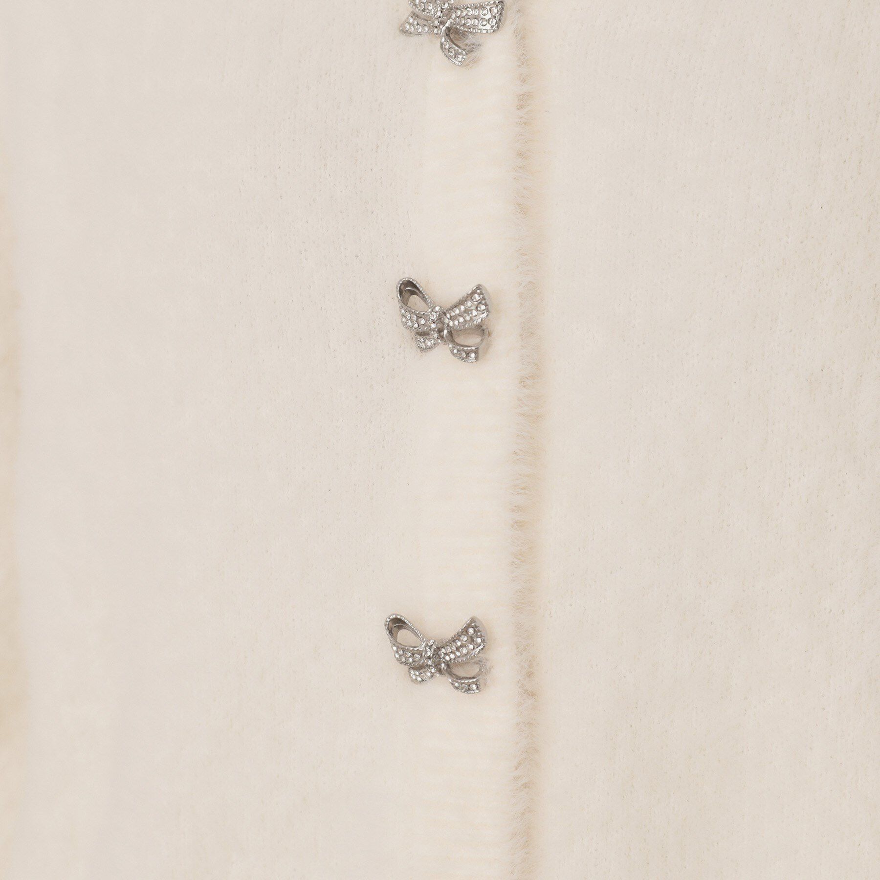 Couture broach「【高見え・大人可愛い】ビジューリボン釦 前後2WAYフェザーカーディガントップス」|カーディガン|