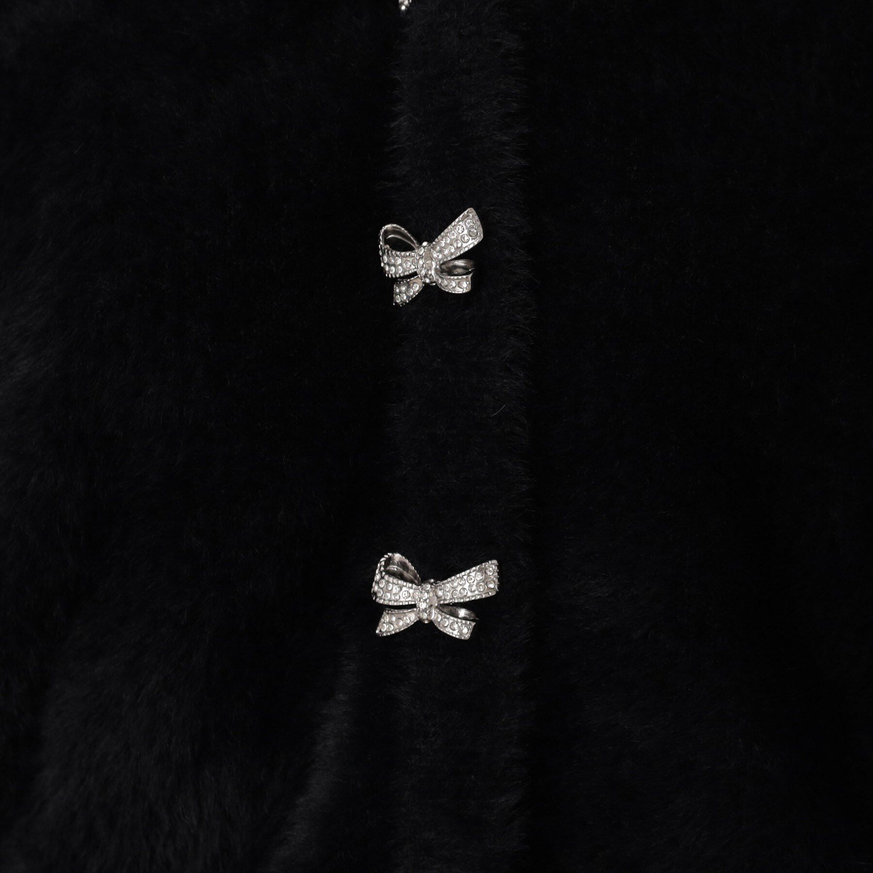 Couture broach「【高見え・大人可愛い】ビジューリボン釦 前後2WAYフェザーカーディガントップス」|カーディガン|