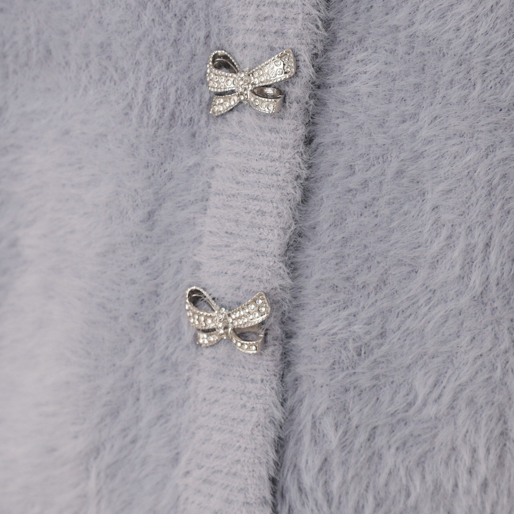 Couture broach「【高見え・大人可愛い】ビジューリボン釦 前後2WAYフェザーカーディガントップス」|カーディガン|