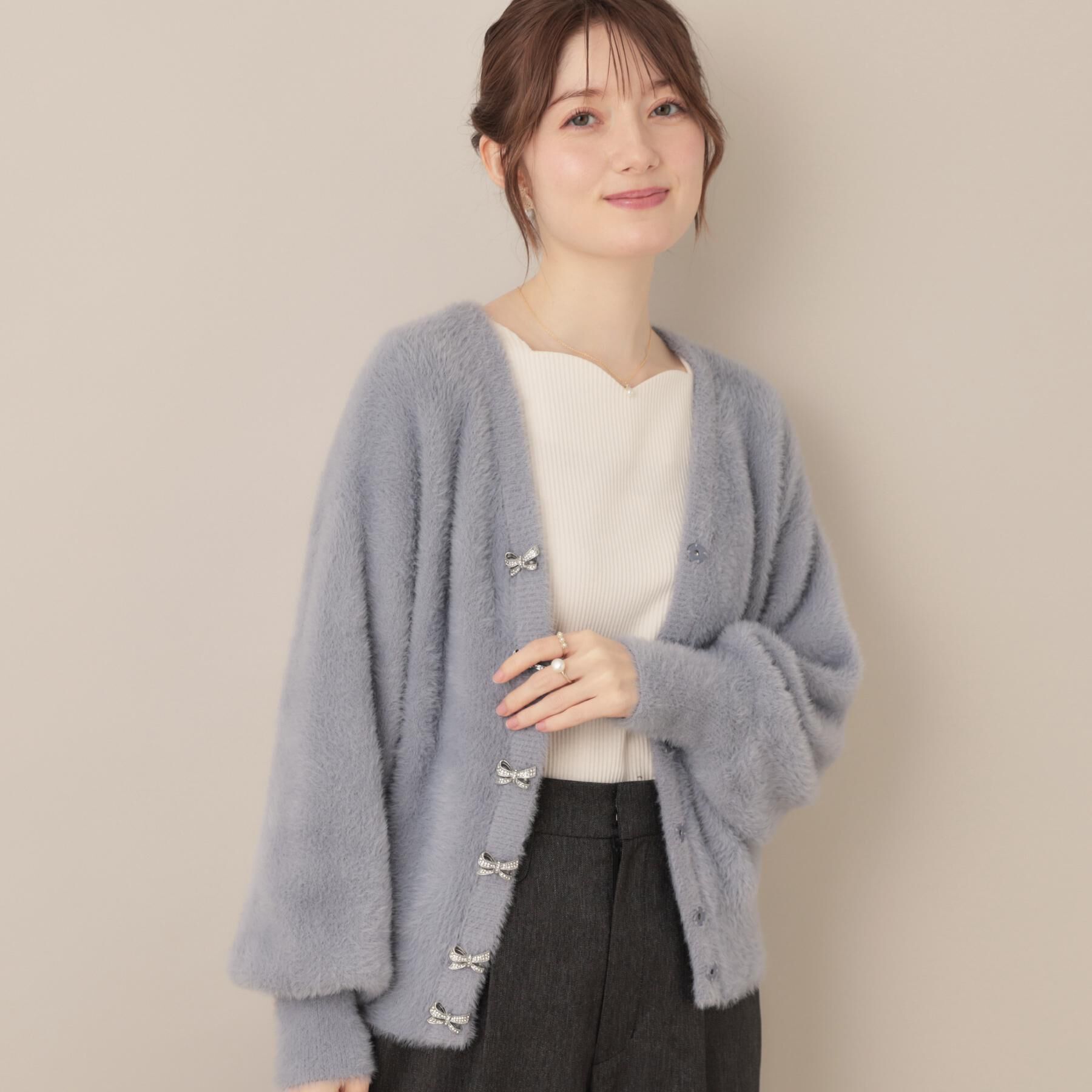Couture broach「【高見え・大人可愛い】ビジューリボン釦 前後2WAYフェザーカーディガントップス」|カーディガン|サックスブルー(09