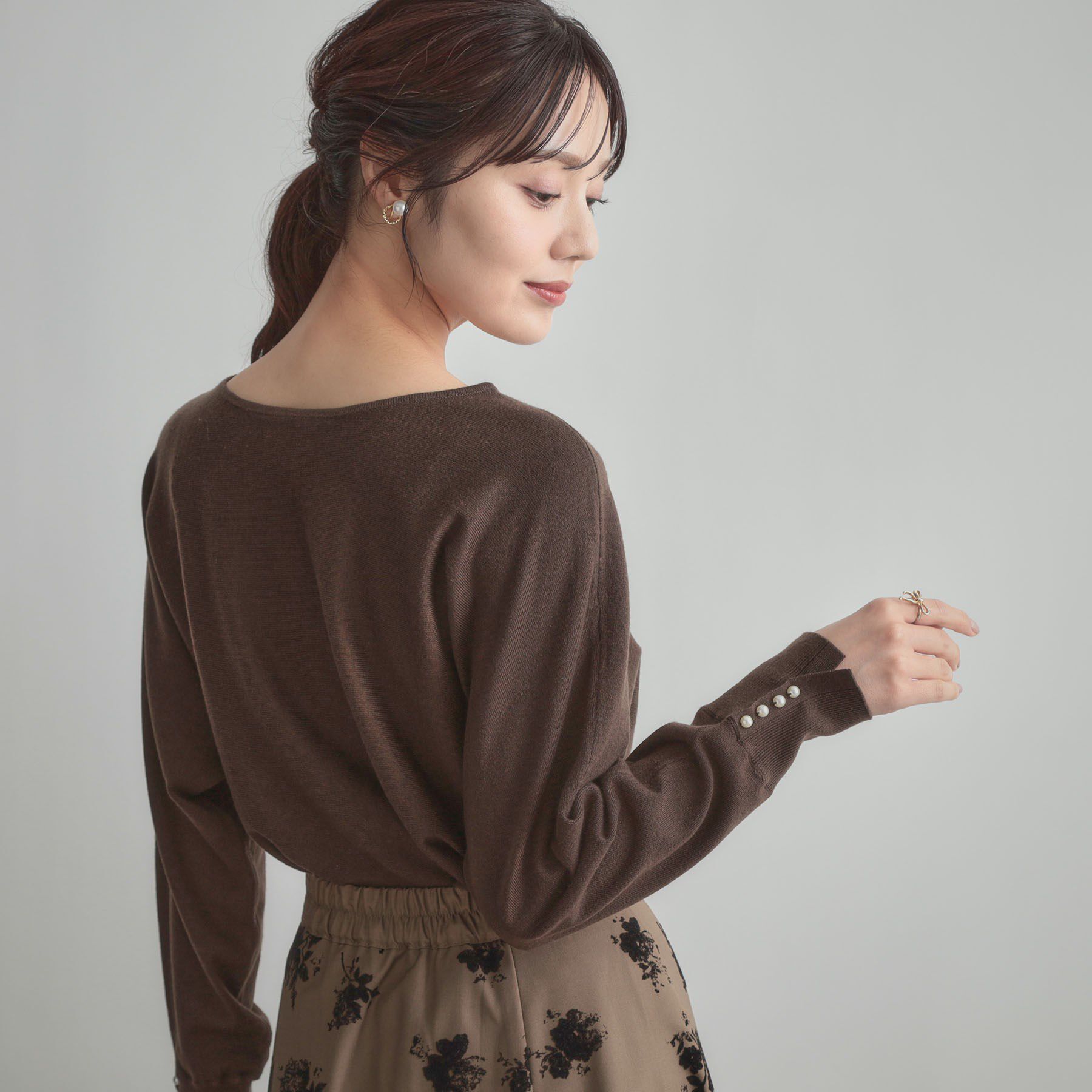 Couture broach「【大人上品・通勤・前後2WAY】バックパール調ドルマンニット」|ニット・セーター|