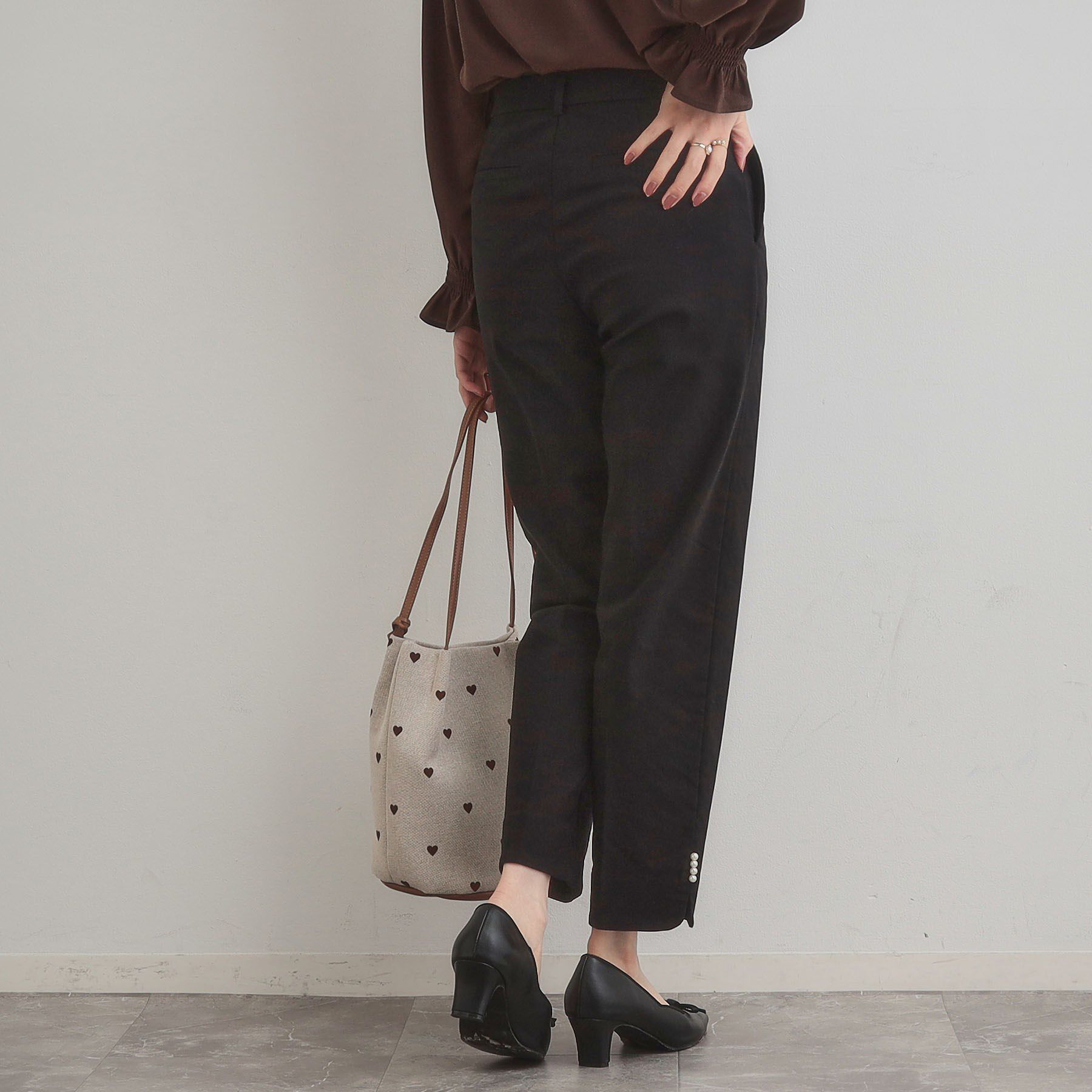 Couture broach「【通勤・美脚見え・あったか】裏起毛パール調スカラ裾デザインパンツ」|その他|