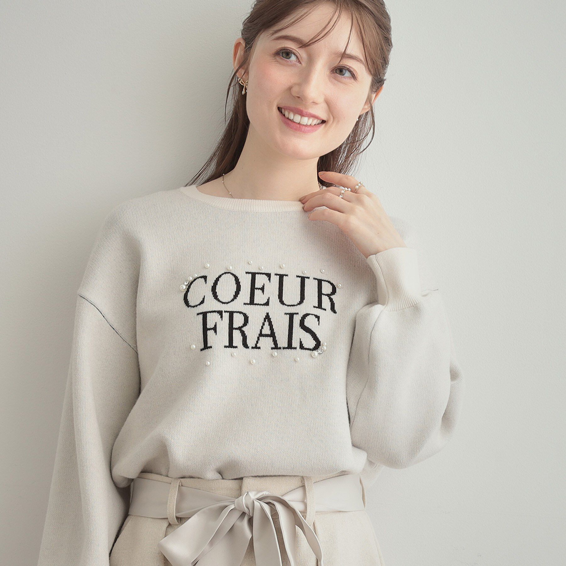 Couture broach「【パール調・ビジューデザイン】華やかロゴニット」|ニット・セーター|