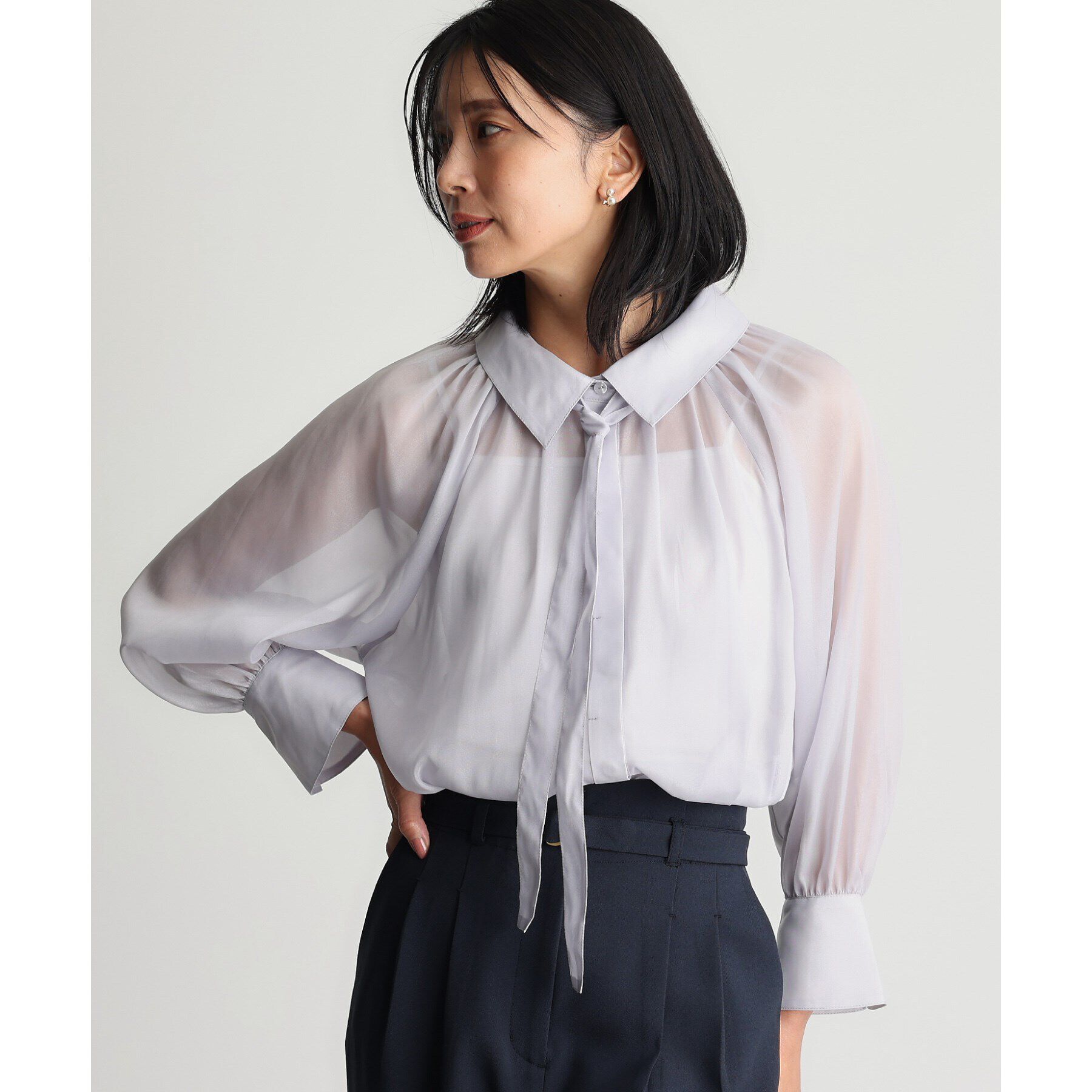 THE SHOP TK「【ONOFF活躍/セレモニー/通勤】タイ付きラメジョーゼットシャツ/洗える」|シャツ・ブラウス|