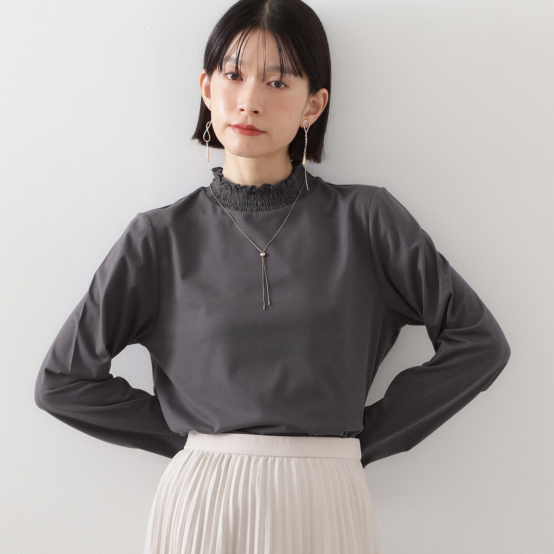 THE SHOP TK「【冬のレイヤードスタイルに/吸湿発熱】 シャーリングカットソー」|Tシャツ・カットソー|スミクロ(018)