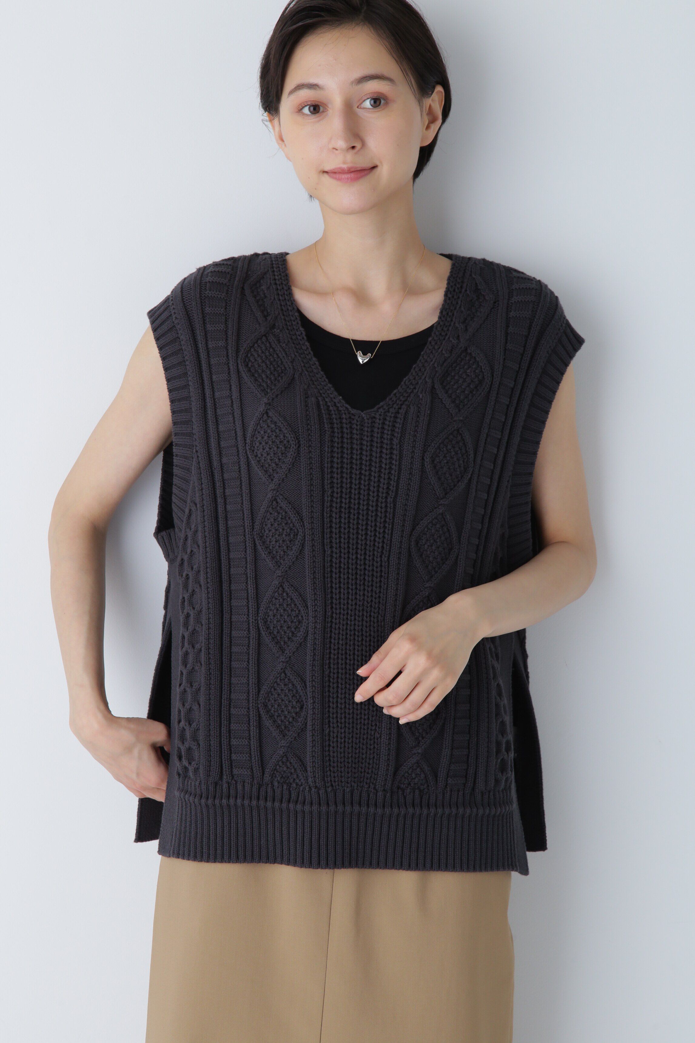  「◆ケーブル編みニットベスト」|ニット・セーター|チャコール1