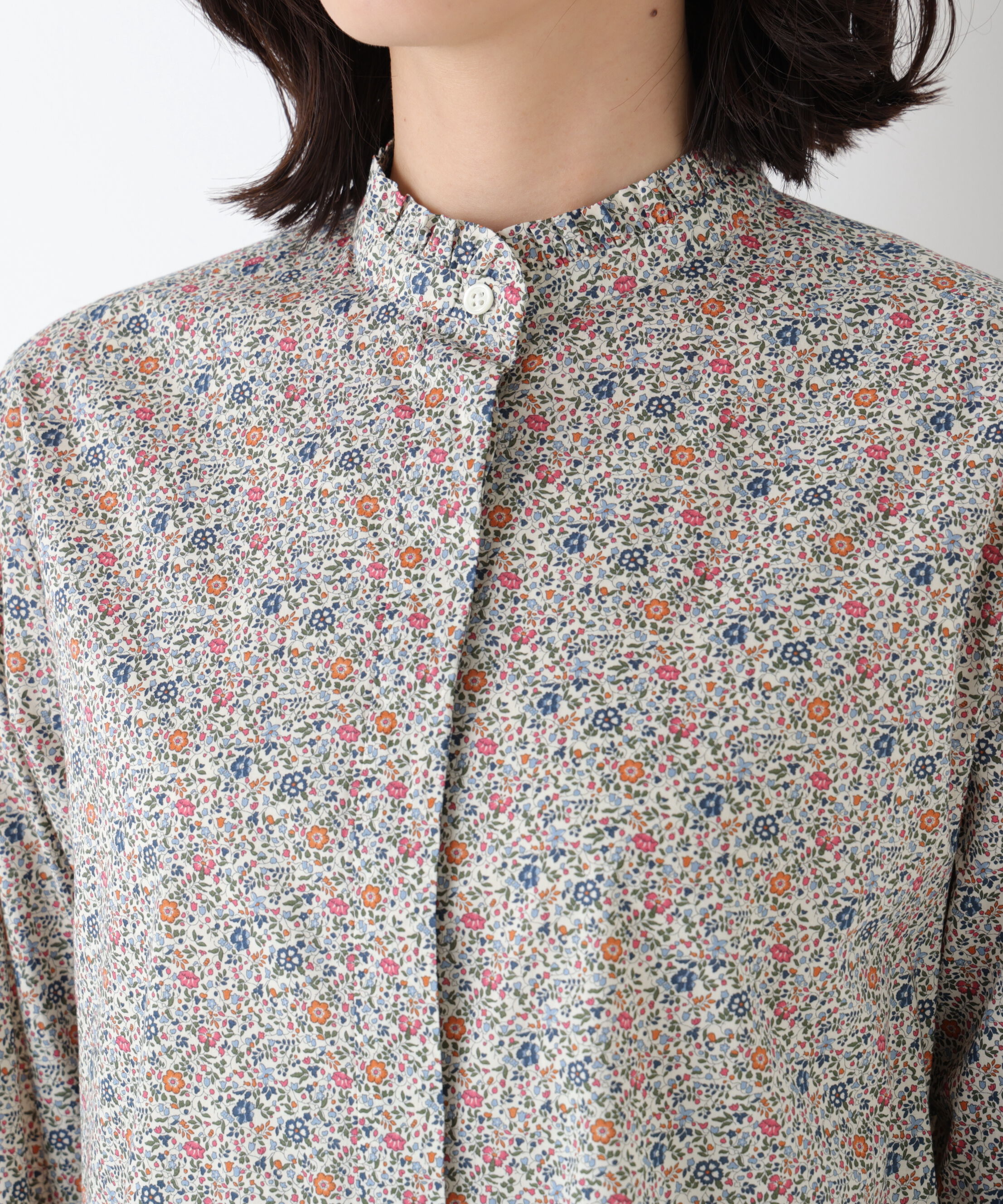  「《ウォッシャブル》リバティ小花柄プリント スタンドフリルブラウス」|シャツ・ブラウス|