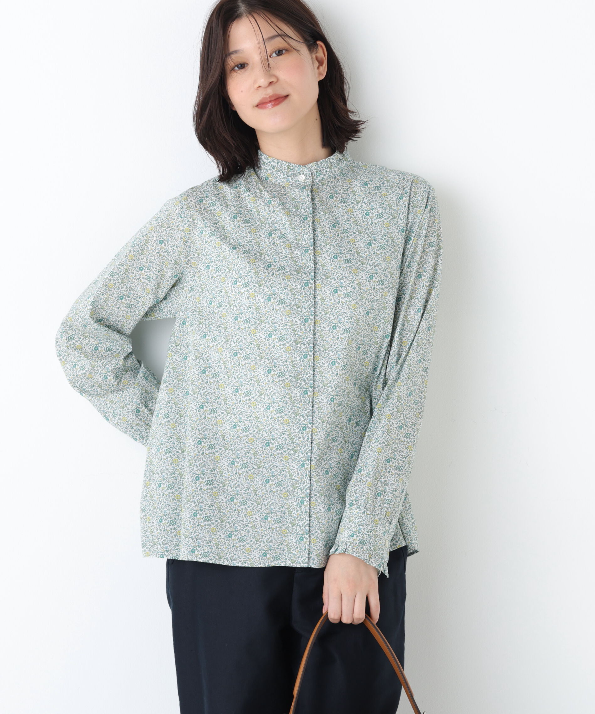  「《ウォッシャブル》リバティ小花柄プリント スタンドフリルブラウス」|シャツ・ブラウス|