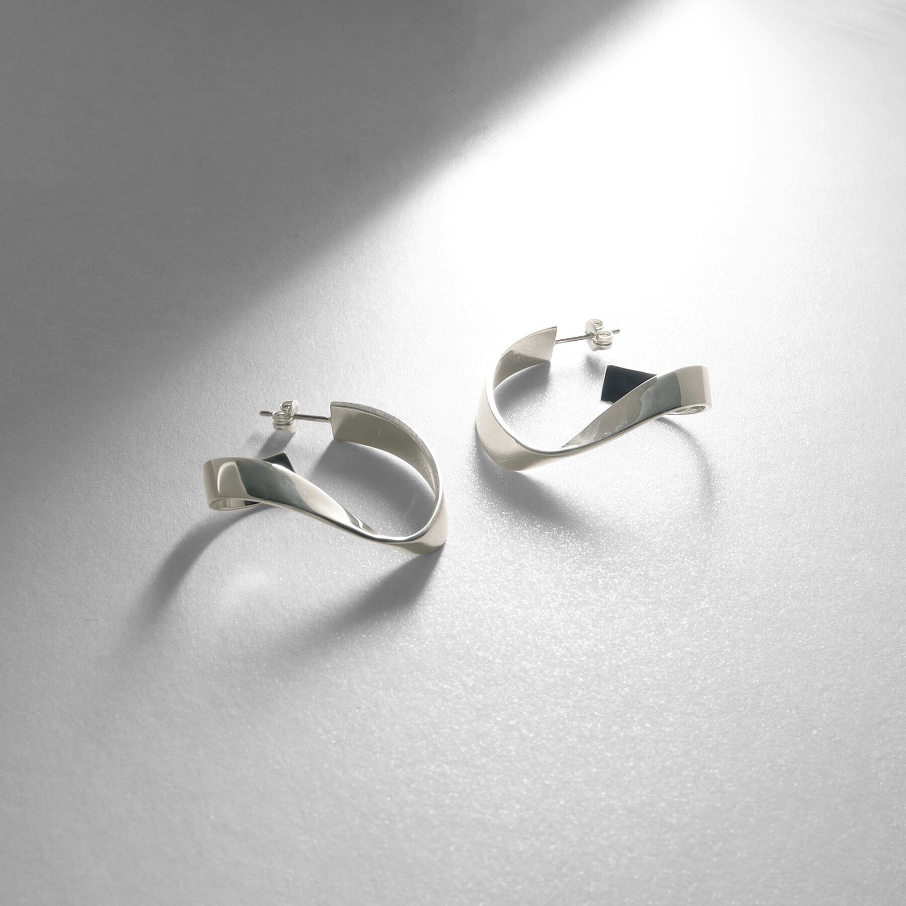 COCOSHNIK ONKITSCH「シルバー フォールディングピアス ストリーム」|ピアス|シルバー(600)