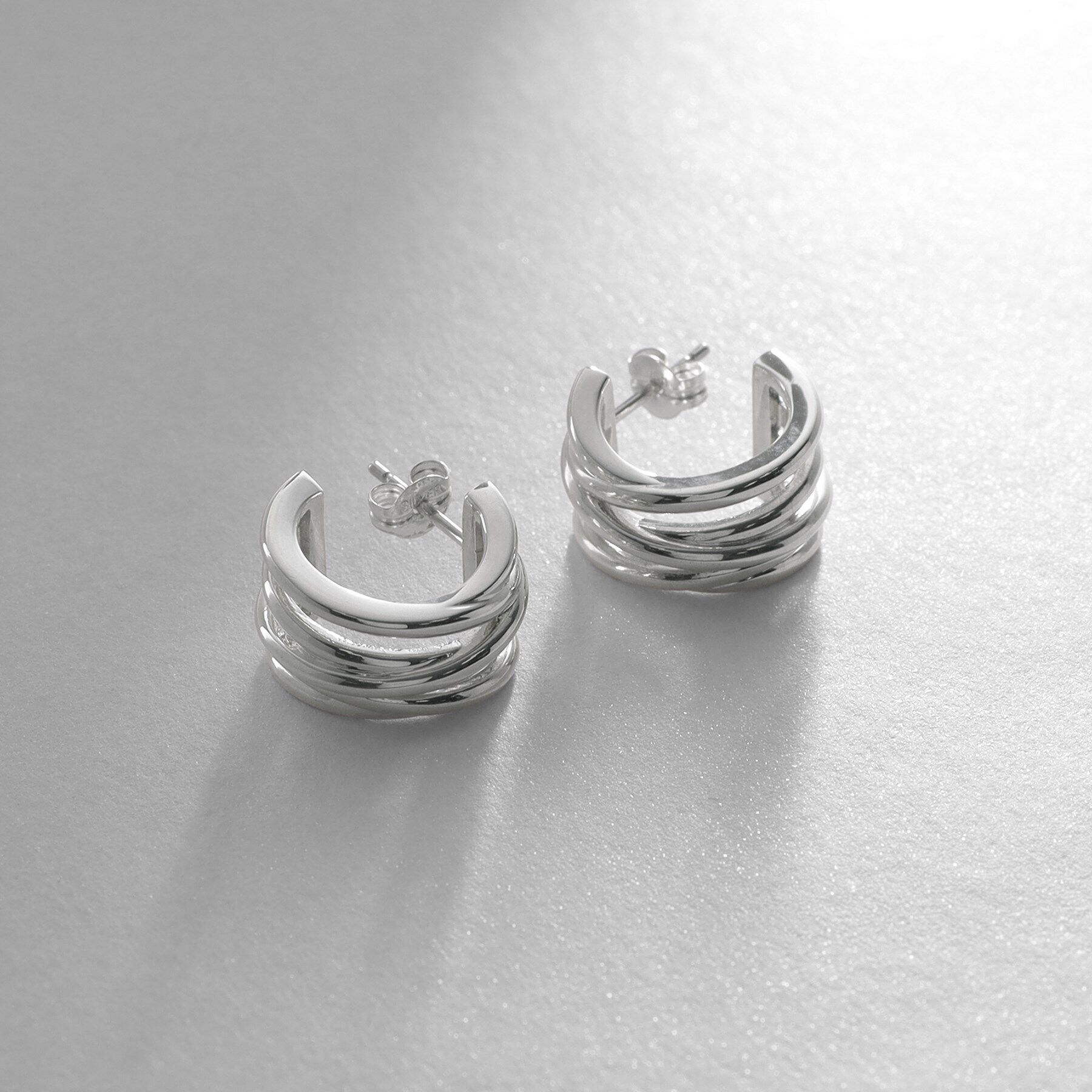 COCOSHNIK ONKITSCH「シルバー スモールフープ クロッシングライン ピアス」|ピアス|