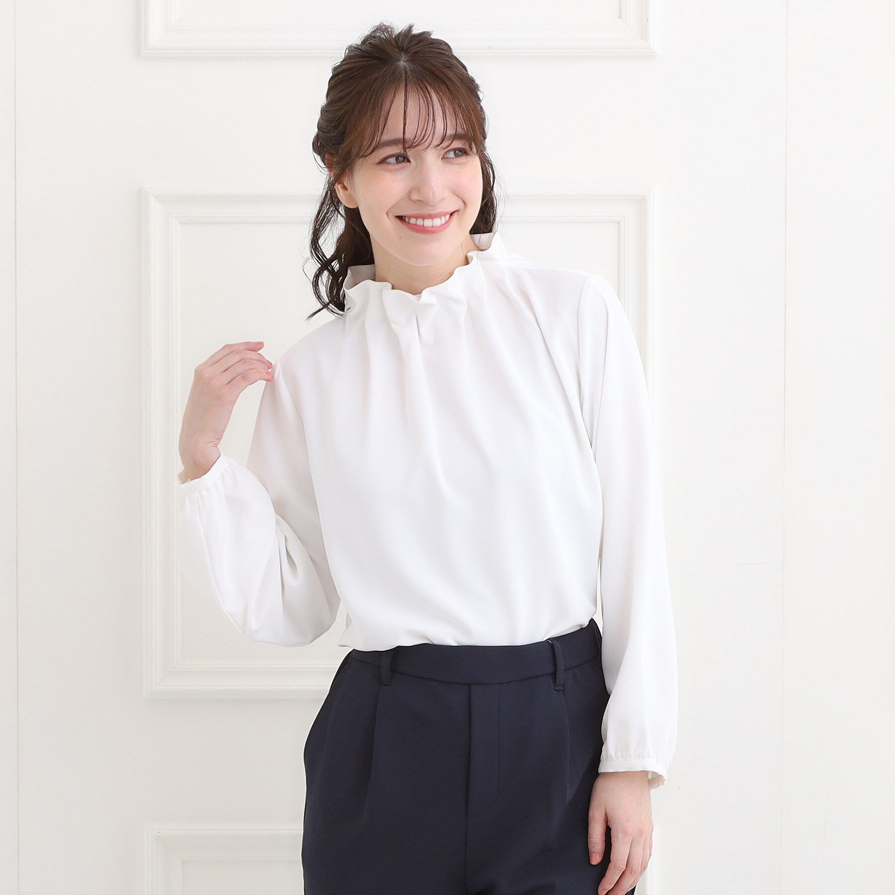 SHOO･LA･RUE「【洗濯機可】上品で華やか スタンドフリルブラウス」|シャツ・ブラウス|