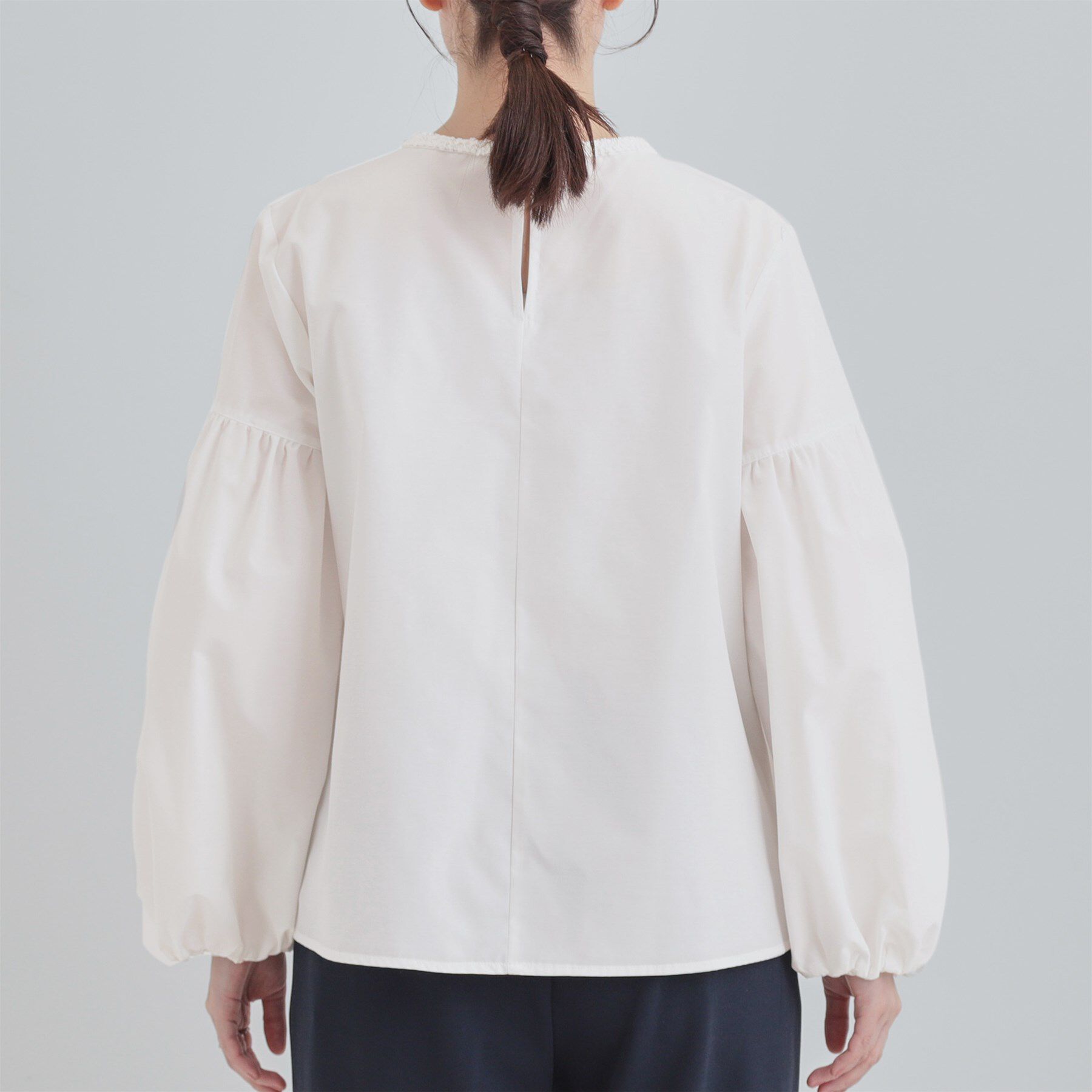 SHOO･LA･RUE「【洗濯機可/S-LL】ふんわりとしたお袖が愛らしい ジレスタイルに合うブラウス」|シャツ・ブラウス|