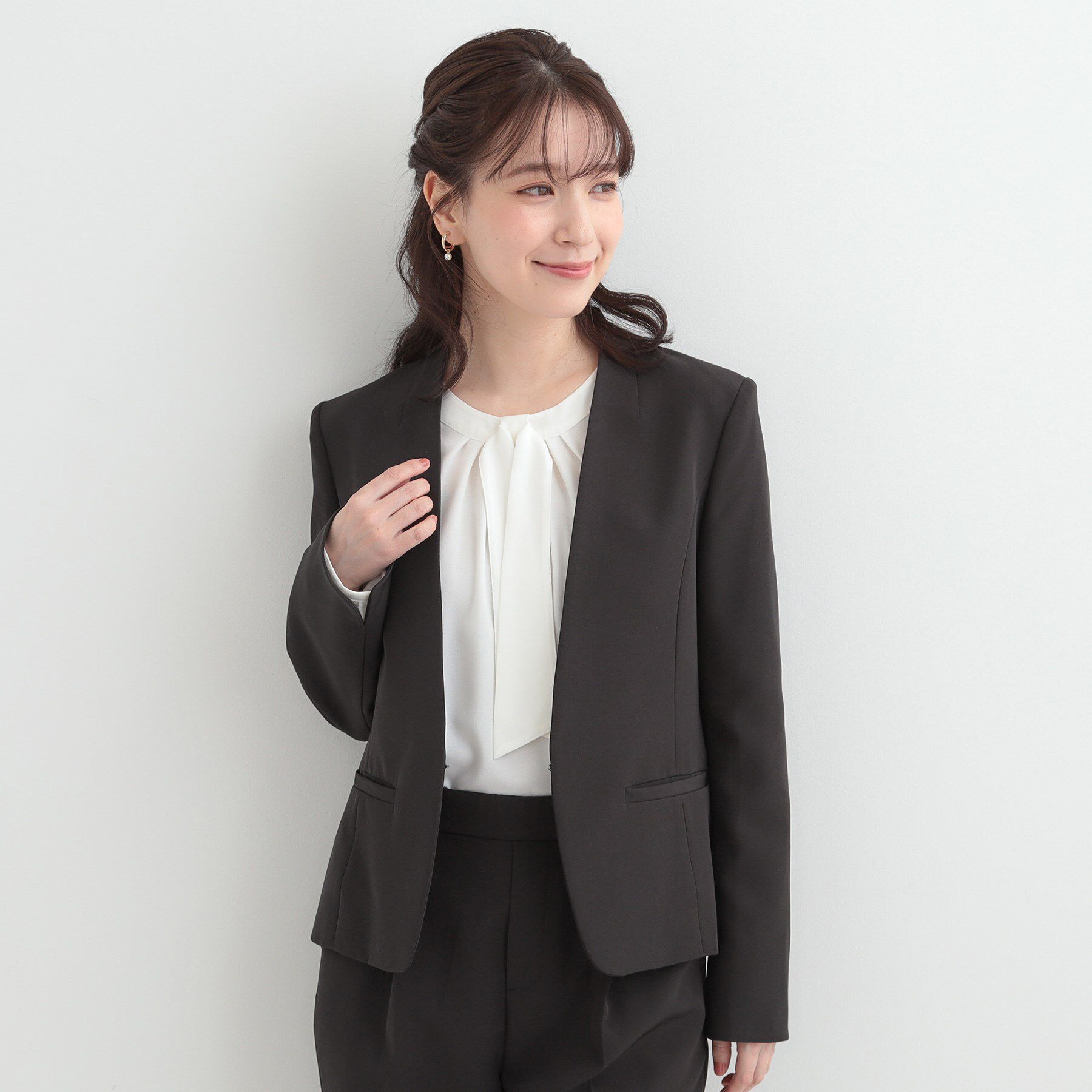 SHOO･LA･RUE「【3点スーツセット/洗濯機可】時短で好印象 セットアップ+ブラウス」|ノーカラージャケット|