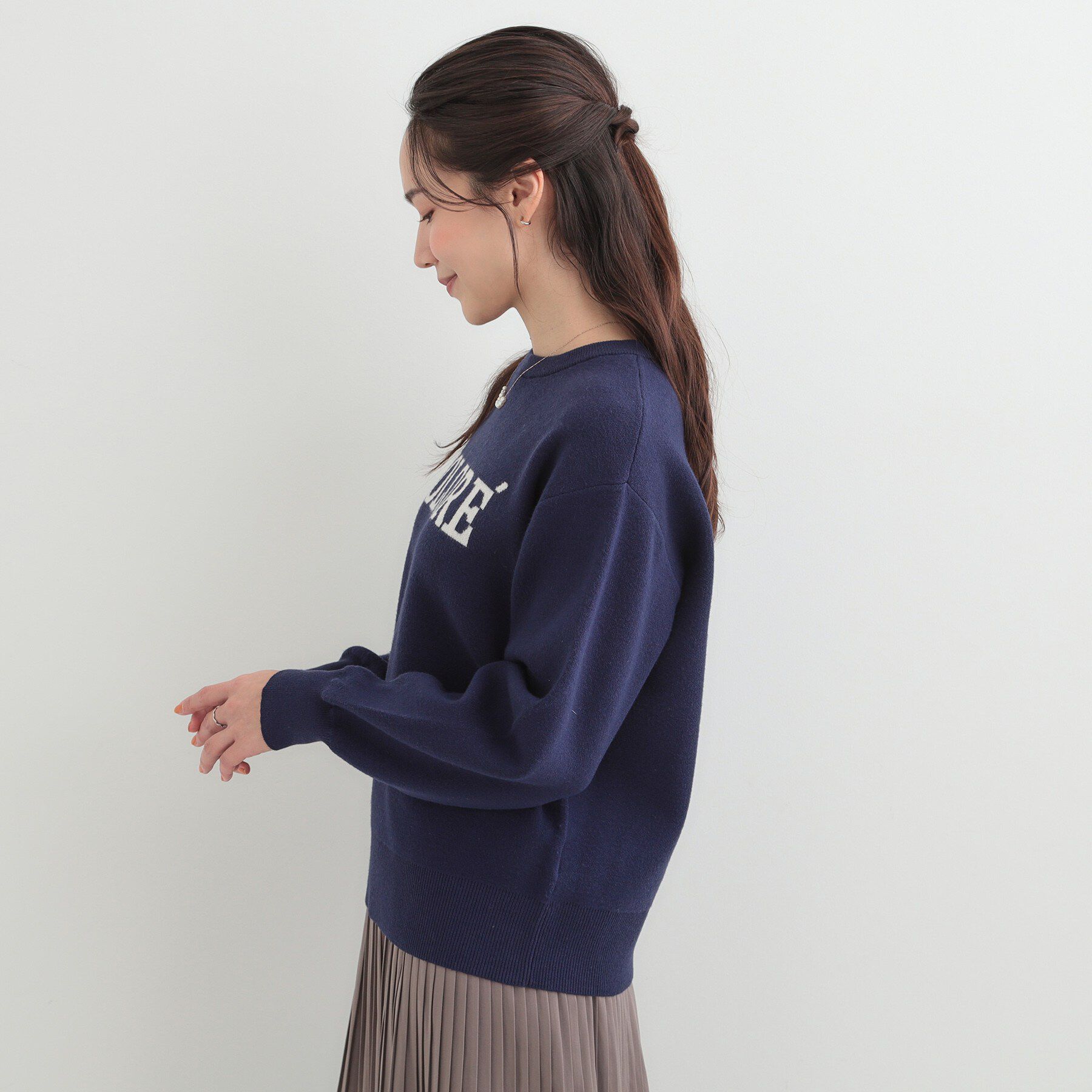 SHOO･LA･RUE「【洗濯機可/S-LL】もちもちタッチで柔らかい肌触り スウェットライクロゴニット」|ニット・セーター|