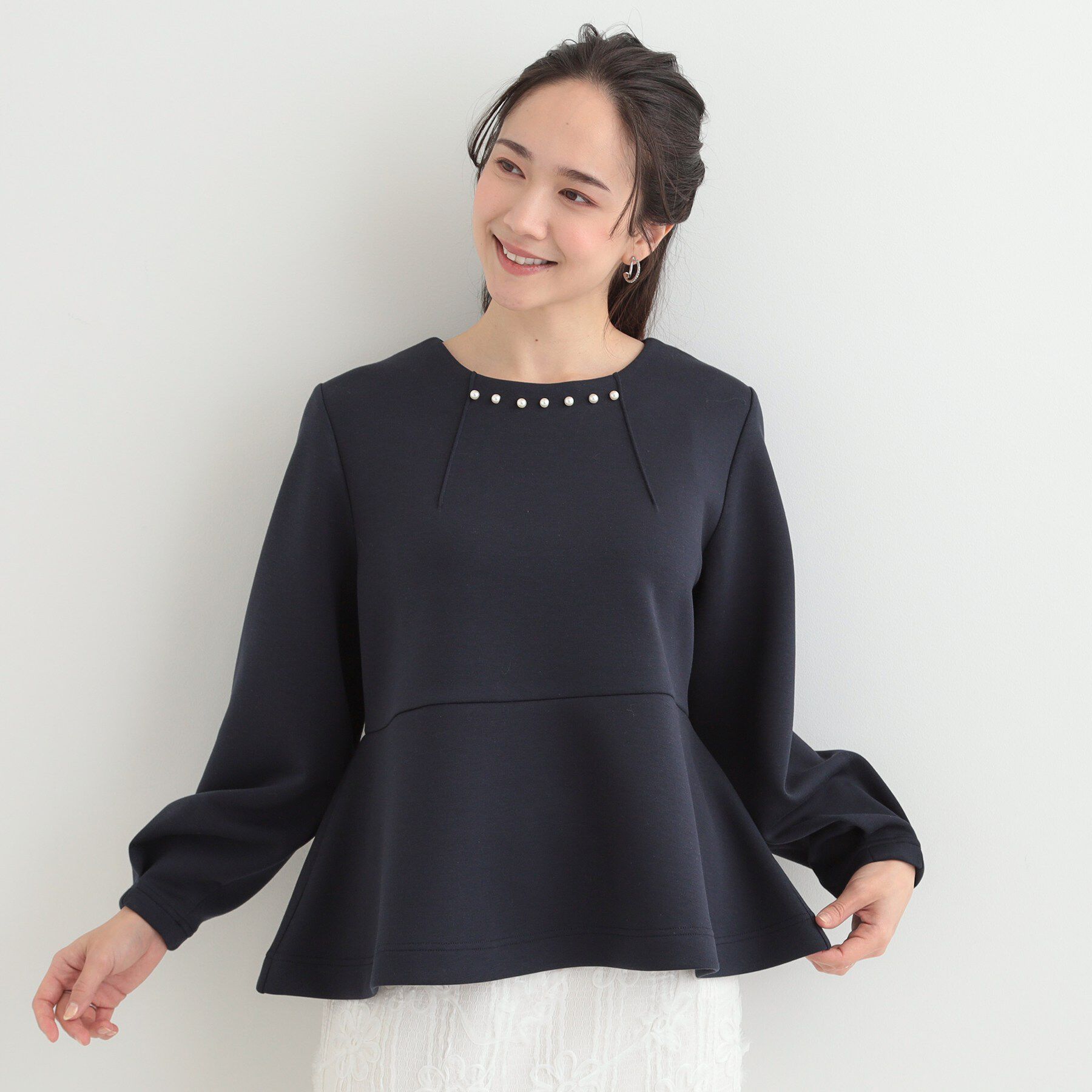 SHOO･LA･RUE「【セットアップ可/S-LL/なめらかタッチ】上品見え フェイクパール付きペプラムトップス」|Tシャツ・カットソー|