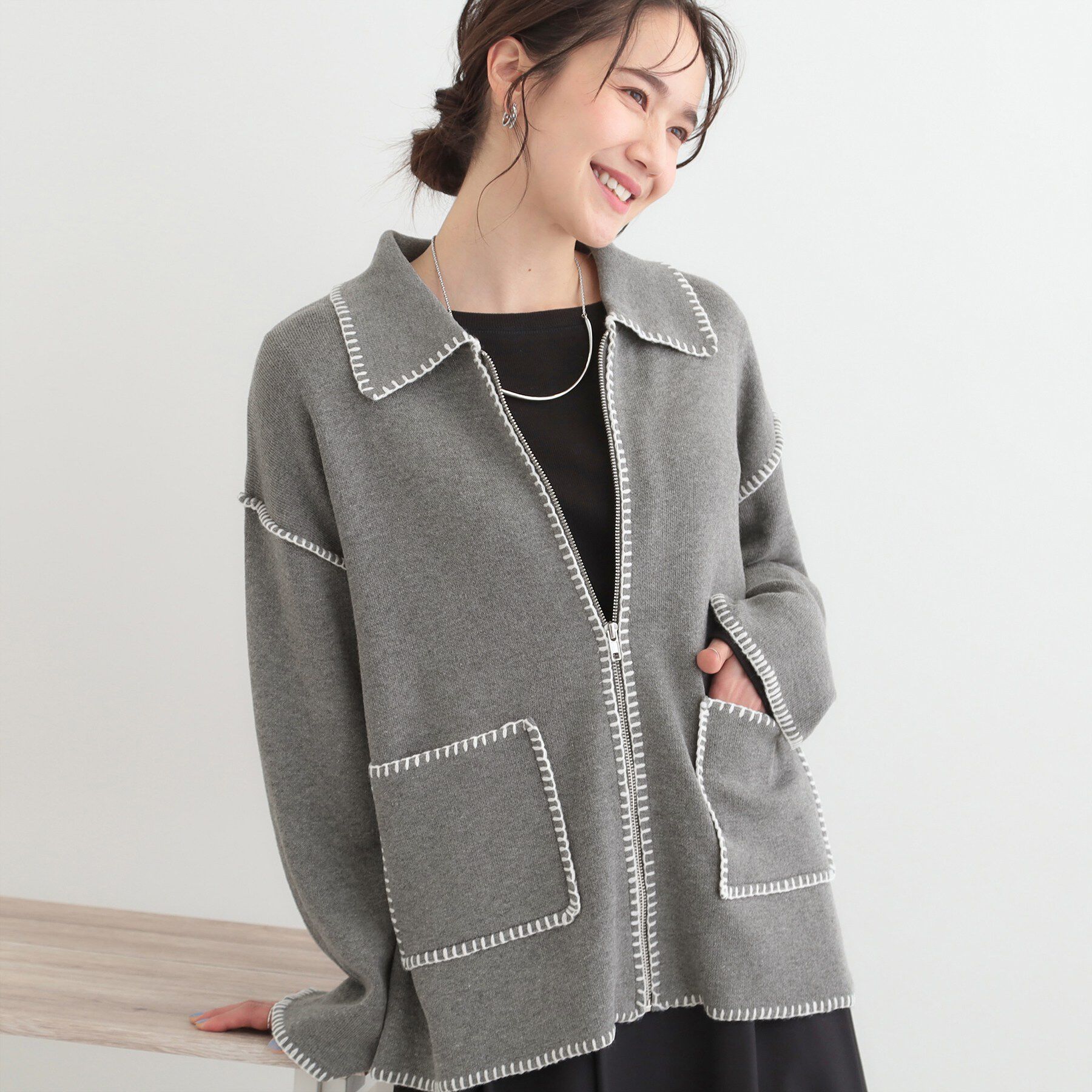 SHOO･LA･RUE「ステッチ襟付きが魅力な ジップニットカーディガン」|カーディガン|グレー(012)