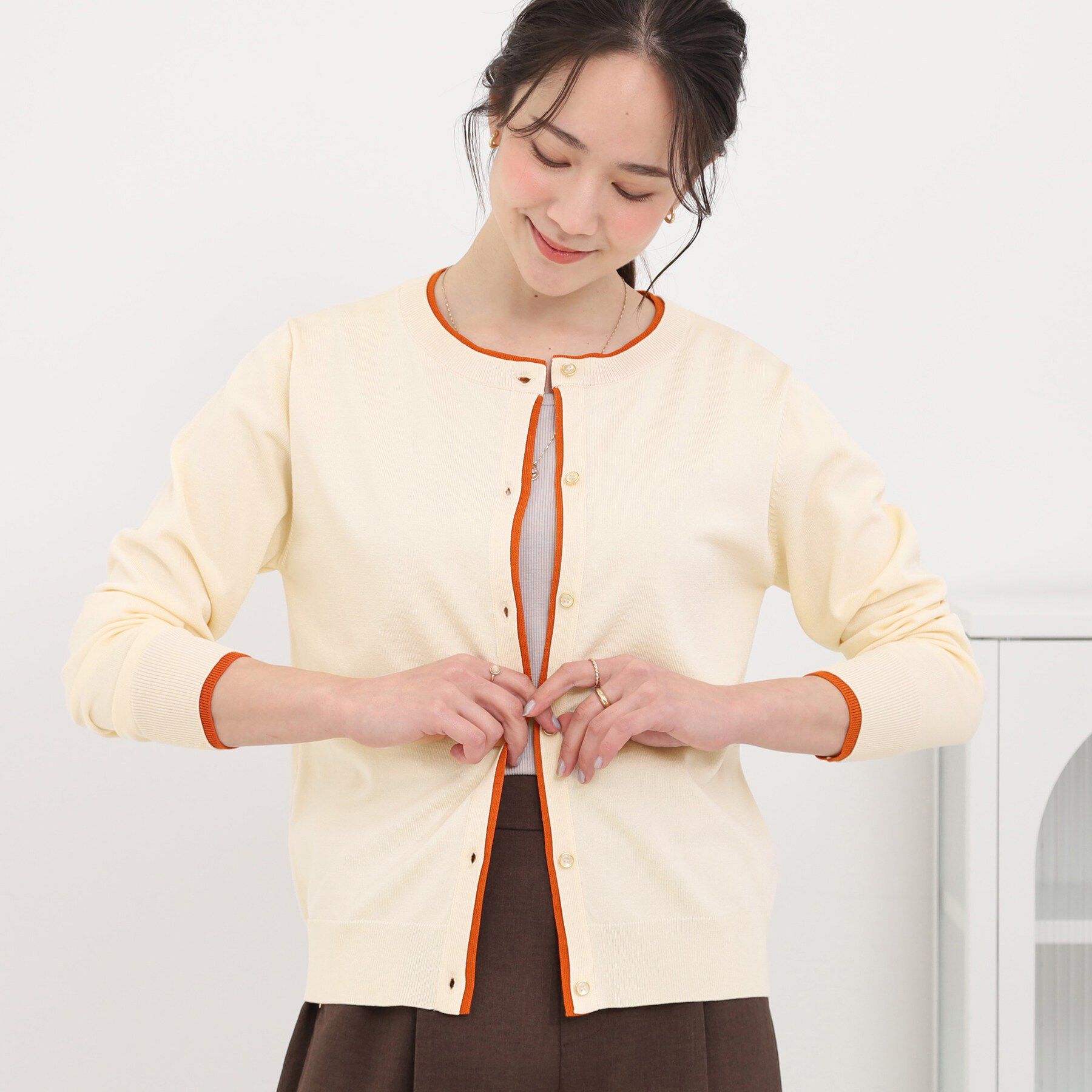 SHOO･LA･RUE「【洗濯機可/S-LL】配色がコーデのアクセントに レイヤード風クルーカーディガン」|カーディガン|アイボリー(504)