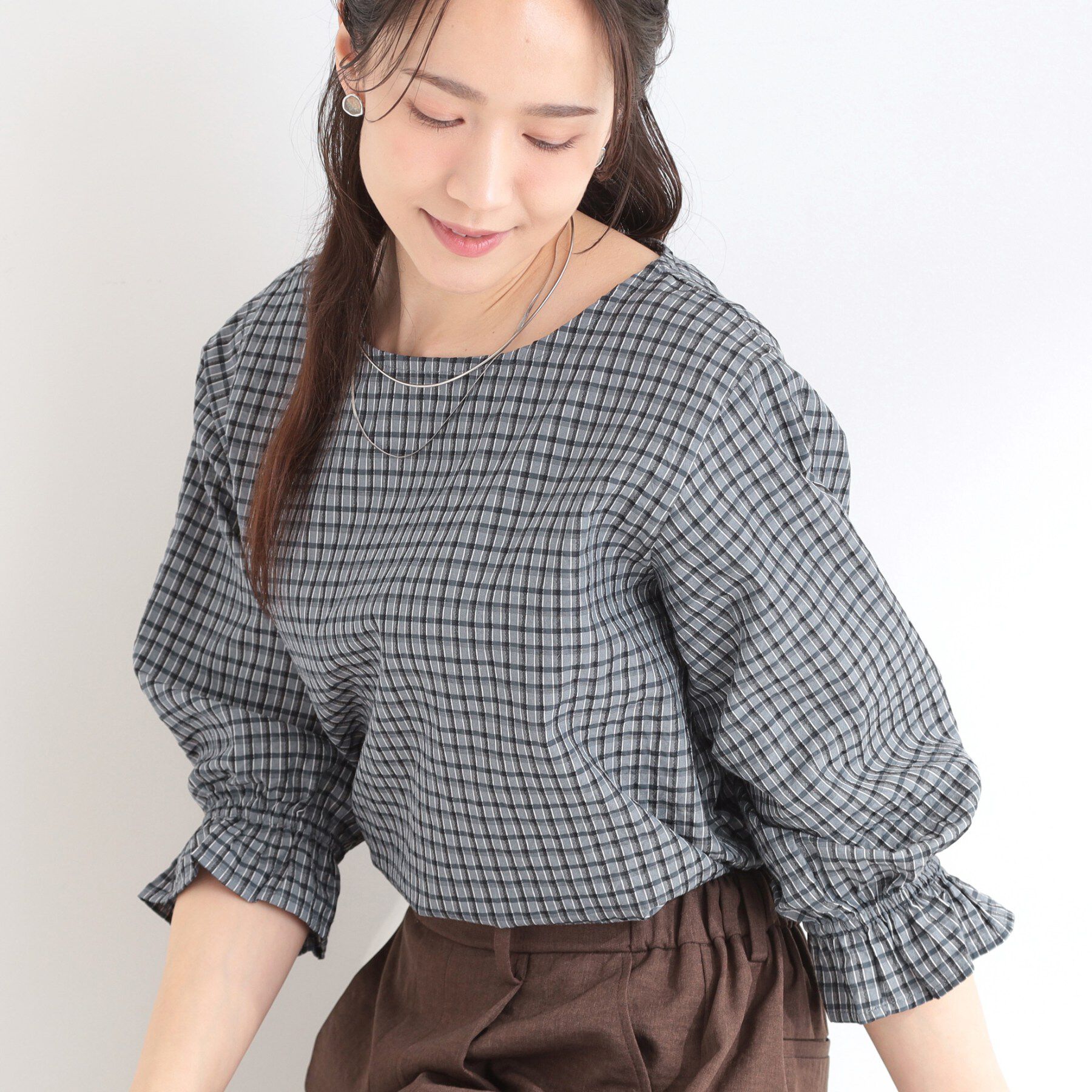 SHOO･LA･RUE「【セットアップ可/S-LL/洗濯機可】二の腕もカバーしてくれる　さらっとした着心地のサッカーチェック」|シャツ・ブラウス|チャコールグレー(2