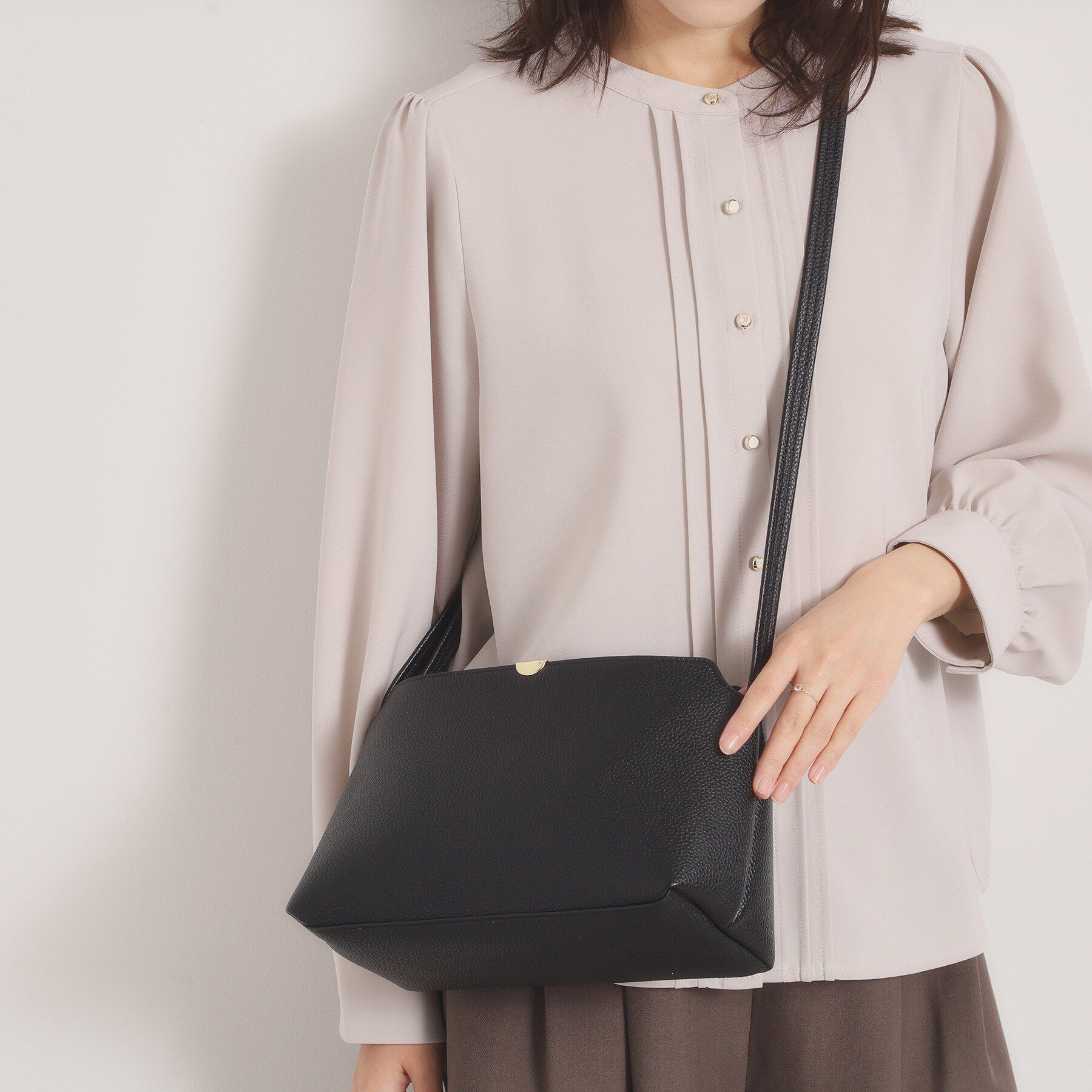 ITS&rsquo;DEMO「＜楽もち＞軽量PU横型ミニショルダー」|ショルダー・メッセンジャー|ブラック(019)