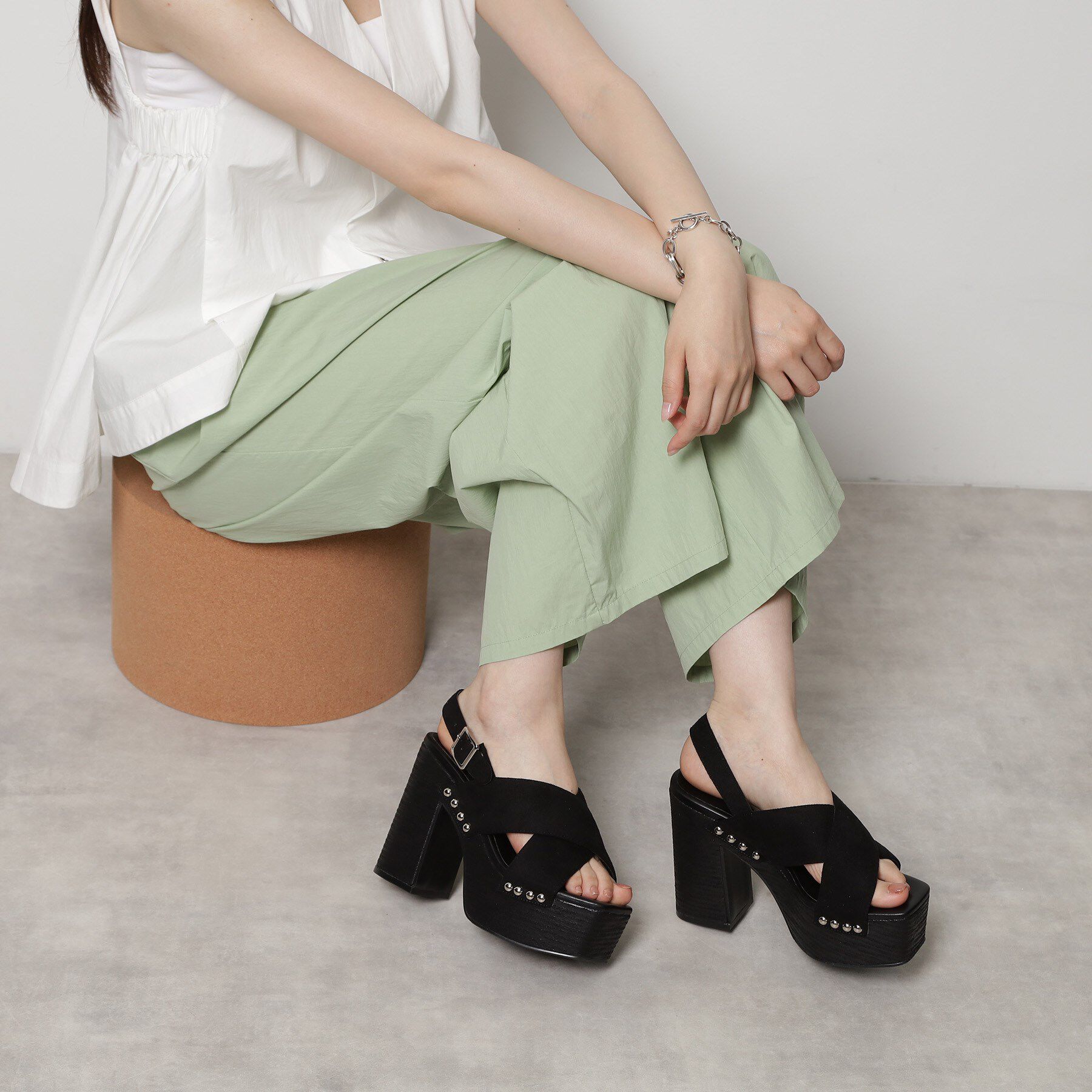 ESPERANZA「【ラク盛り／サンダル】リピーター続出／脚長美脚 クロススタッズサンダル」|サンダル|