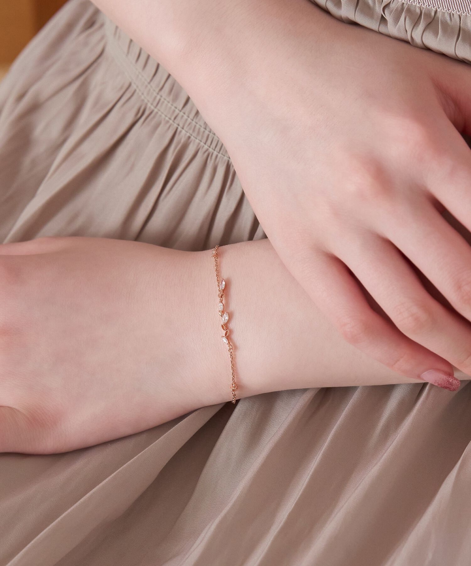 Phoebe「シャイニーティアリーフブレスレット ローズゴールド」|ブレスレット・バングル|