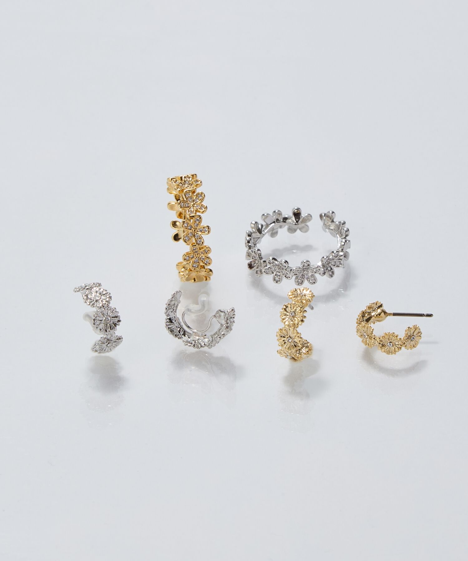 Phoebe「【痛くないシリーズ/金属アレルギー対応】マーガレットフラワーフープライトフィットイヤリング　シルバー」|イヤリング|