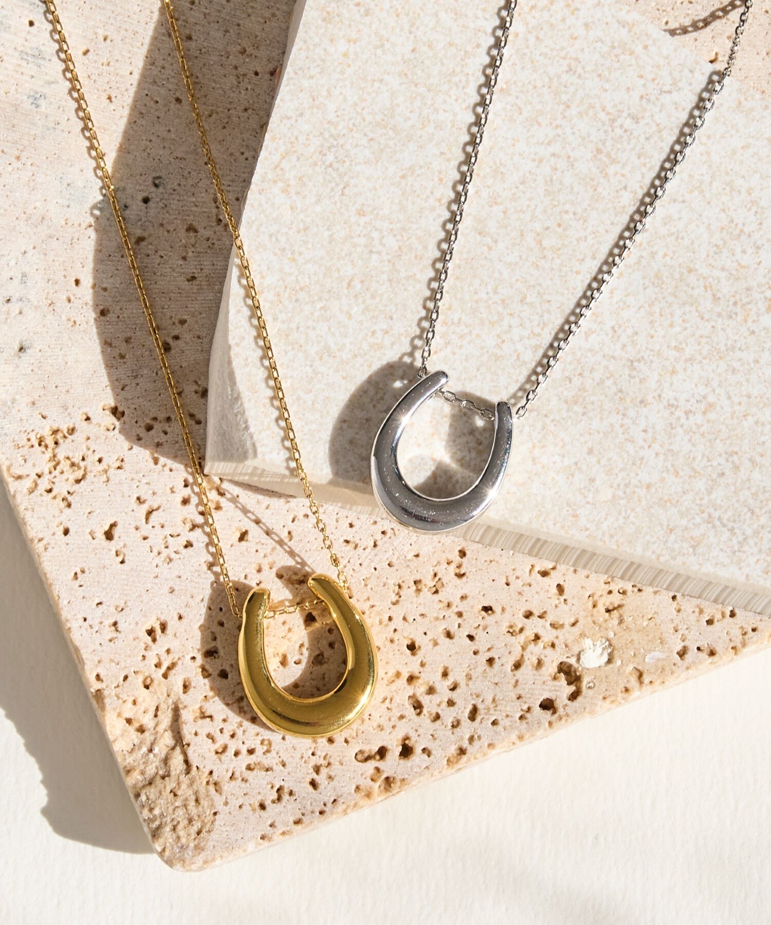 Phoebe「【金属アレルギー対応】メタリックホースシューネックレス　ゴールド　ステンレス/馬蹄/蹄鉄/ギフト/バテイ」|ネックレス|