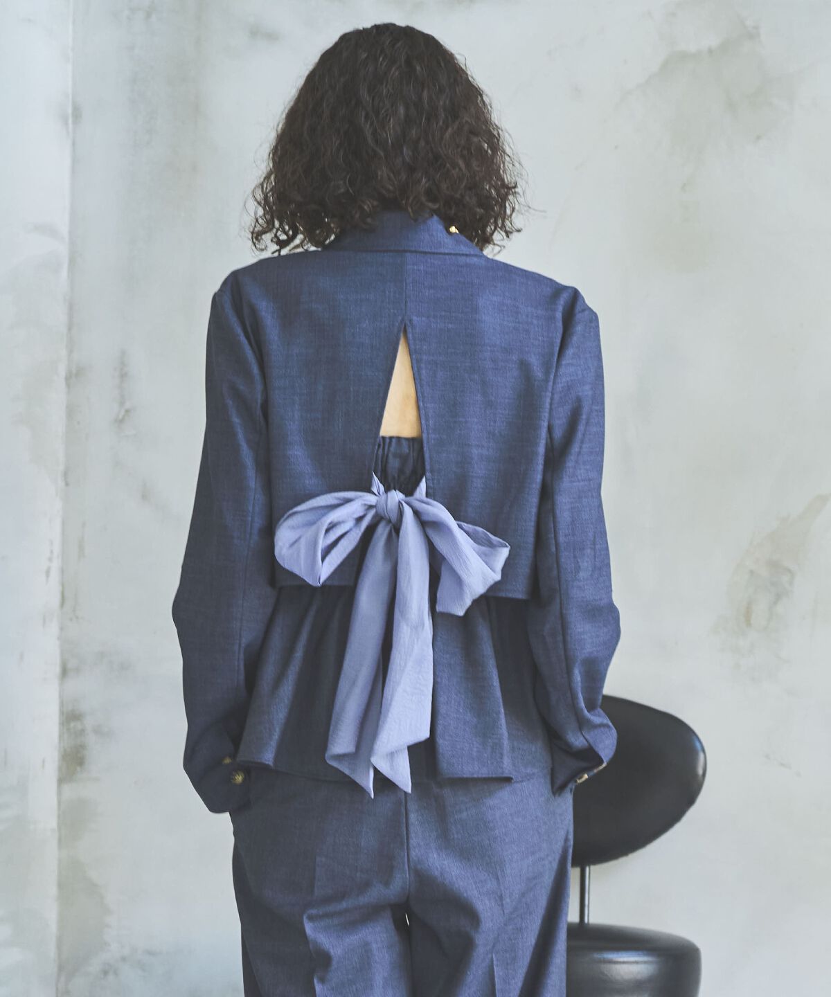 アンドクチュール「シャンブレーバックリボンショートジャケット」|テーラードジャケット|