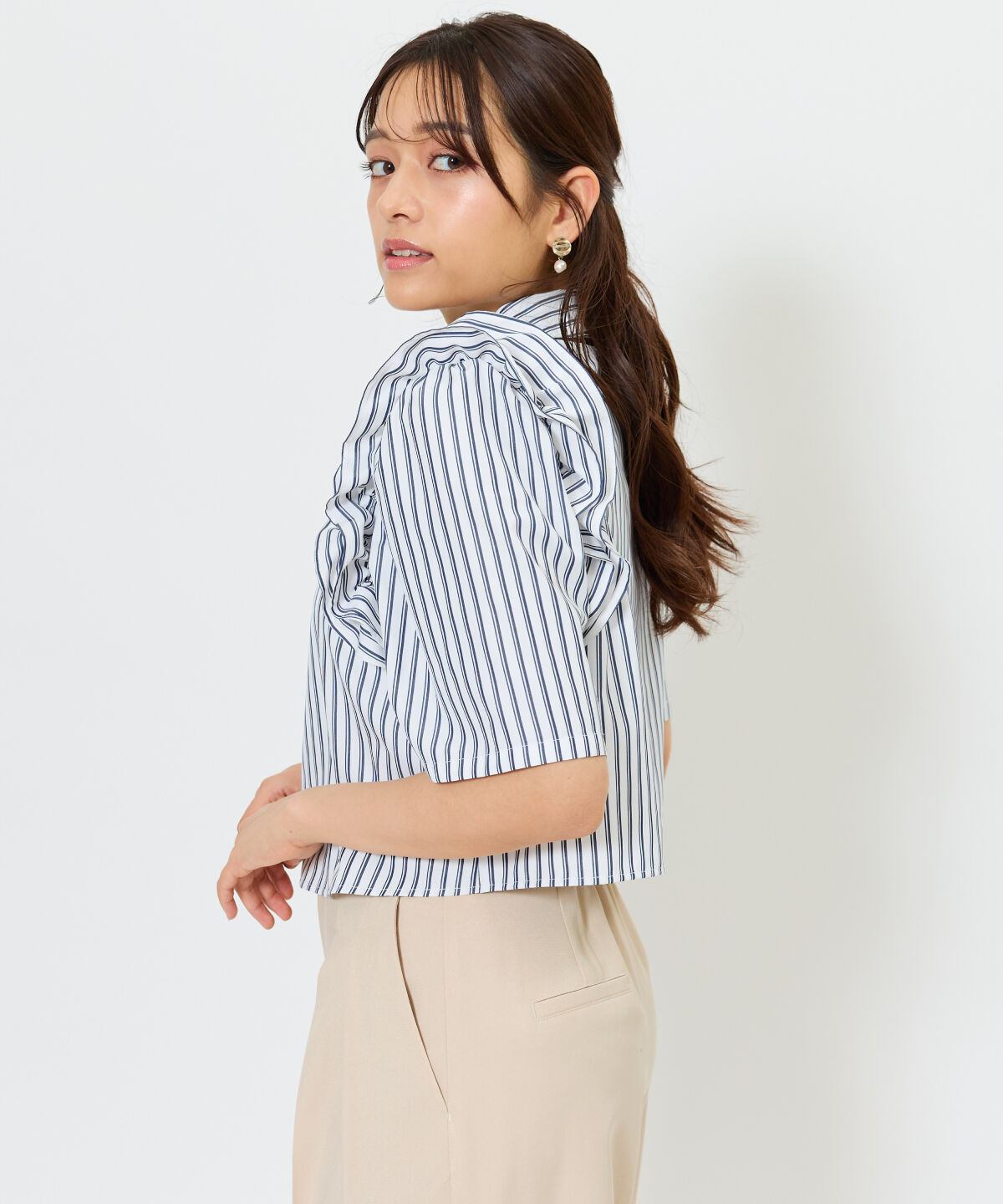 アンドクチュール「ビジュー付きストライプフリルシャツ」|シャツ・ブラウス|