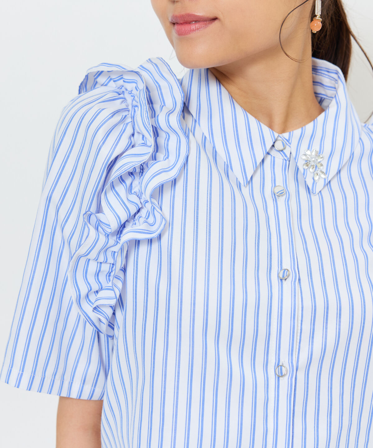 アンドクチュール「ビジュー付きストライプフリルシャツ」|シャツ・ブラウス|