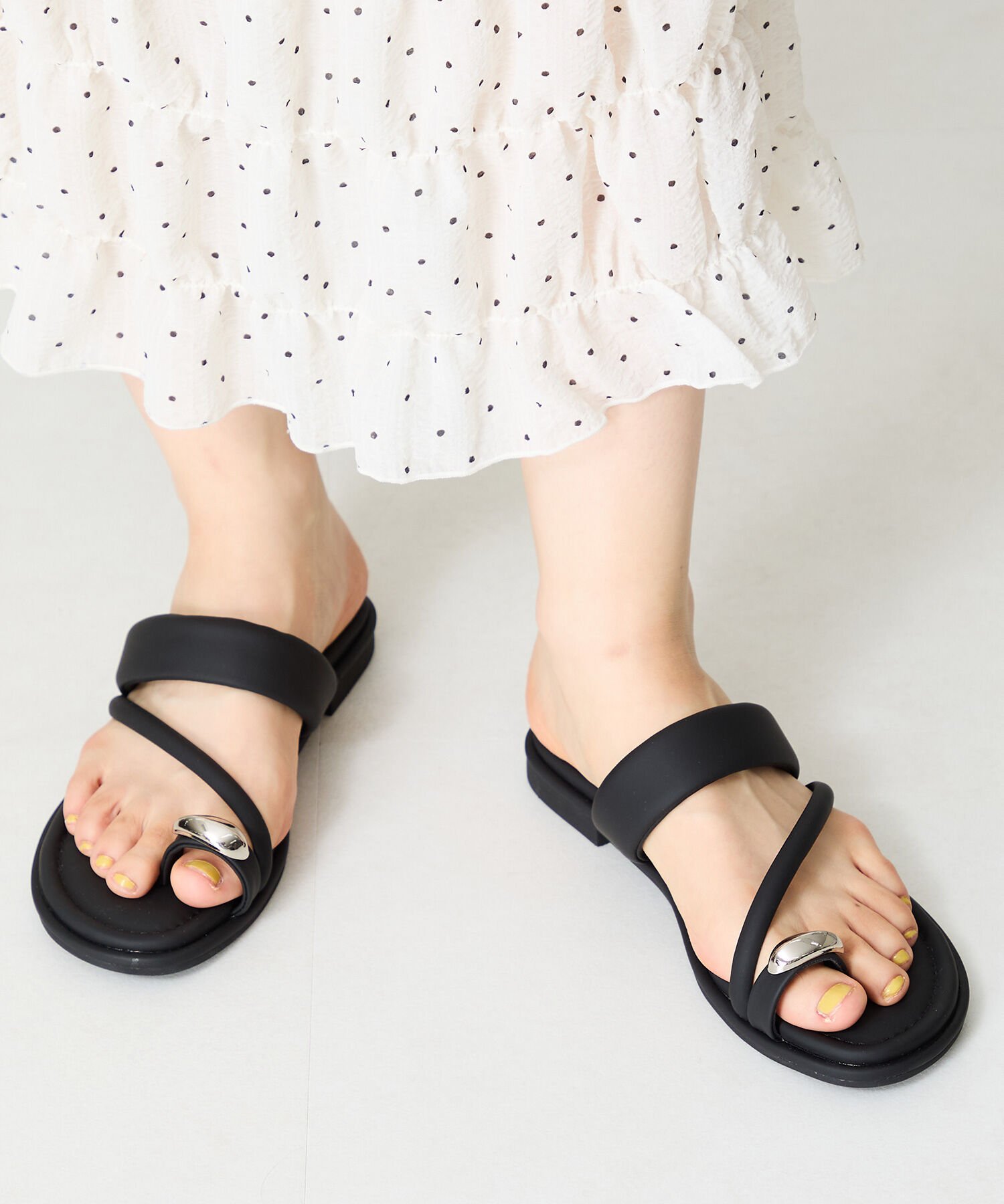 ORiental TRaffic「メタルパーツ&times;パデットベルトトングサンダル/51238 トレンド 人気 再入荷」|サンダル|